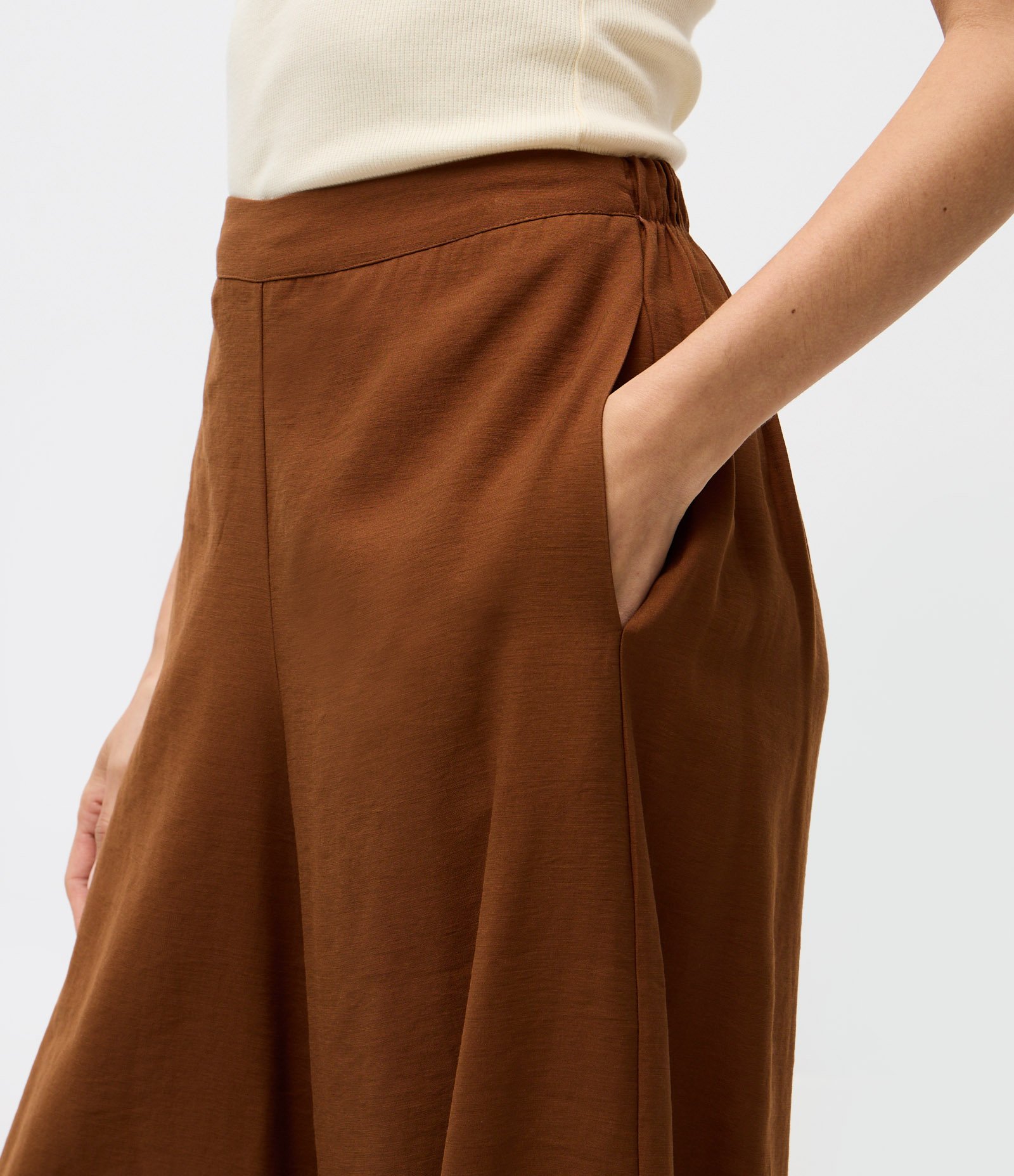 Calça Alfaiatada Aladim em Viscose Marrom 3