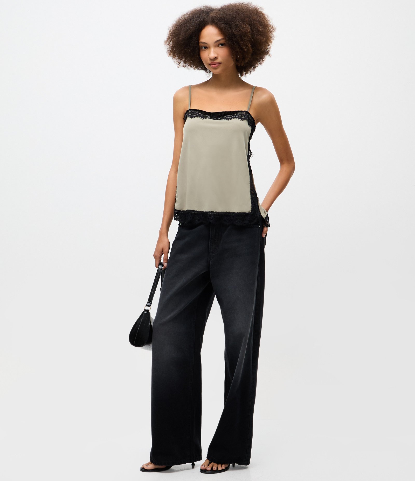 Blusa em Crepe com Renda Lateral e Alça Fina Bege 2