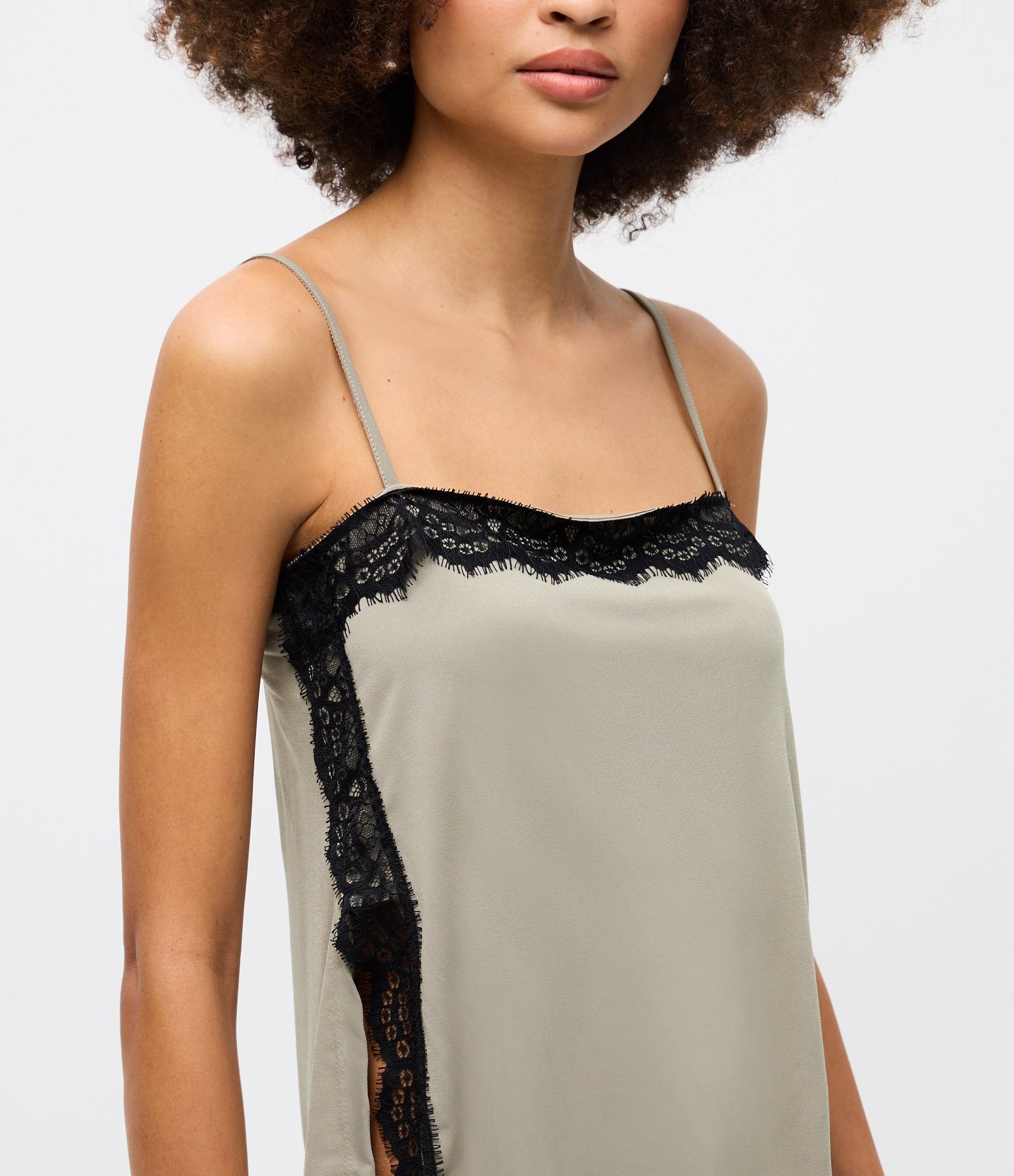 Blusa em Crepe com Renda Lateral e Alça Fina Bege 3