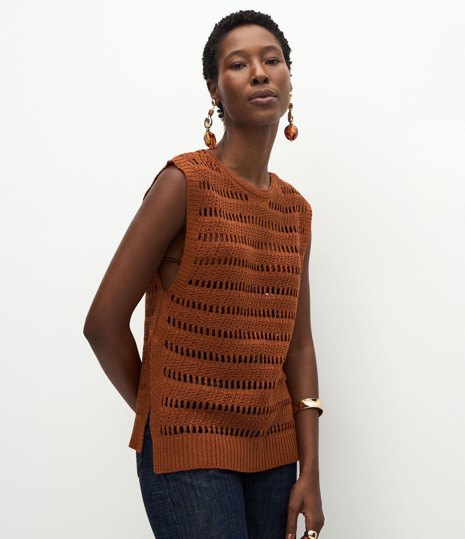 Blusa com Ponto Furadinho e Recorte Lateral Marrom 1