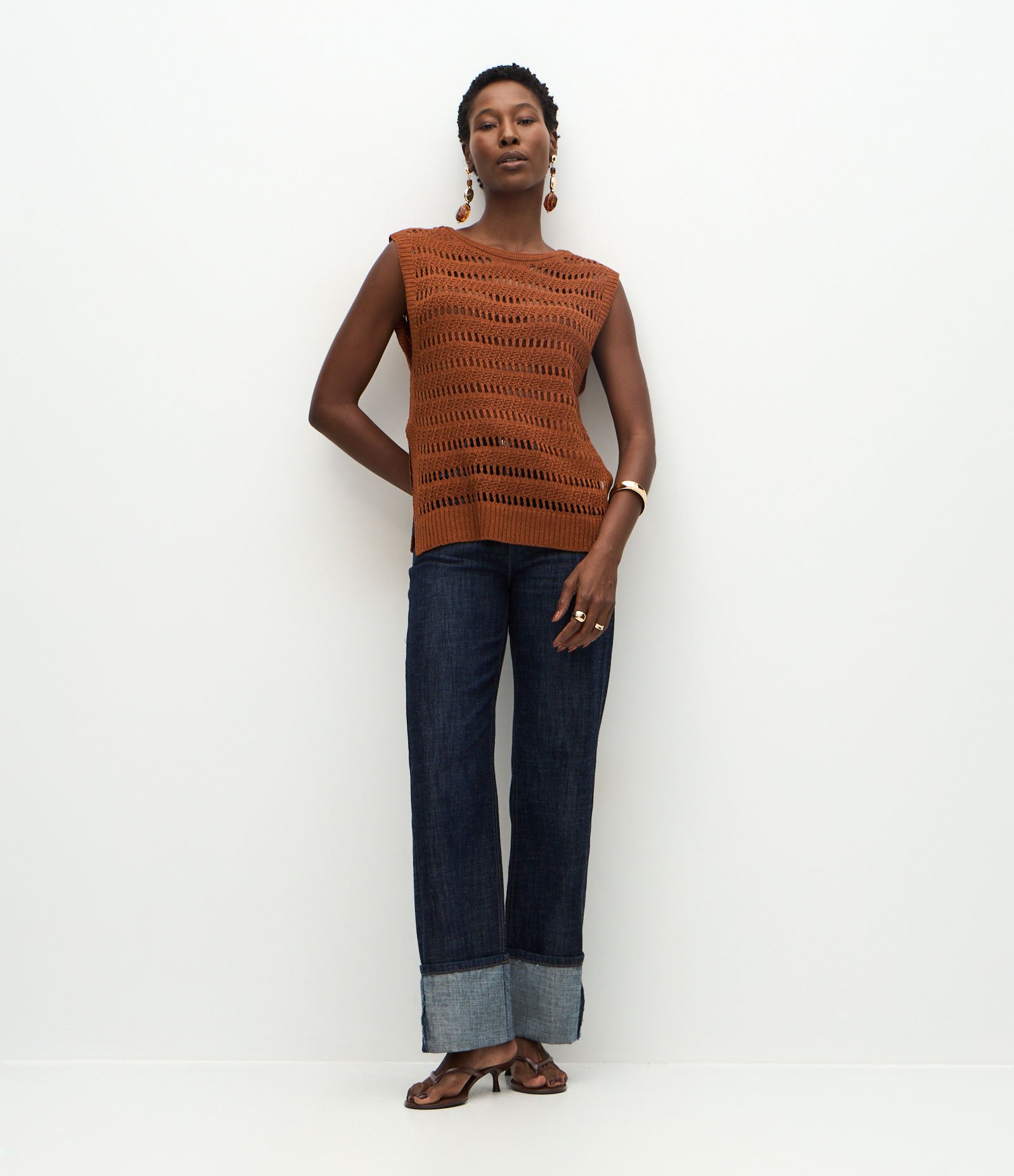 Blusa com Ponto Furadinho e Recorte Lateral Marrom 2