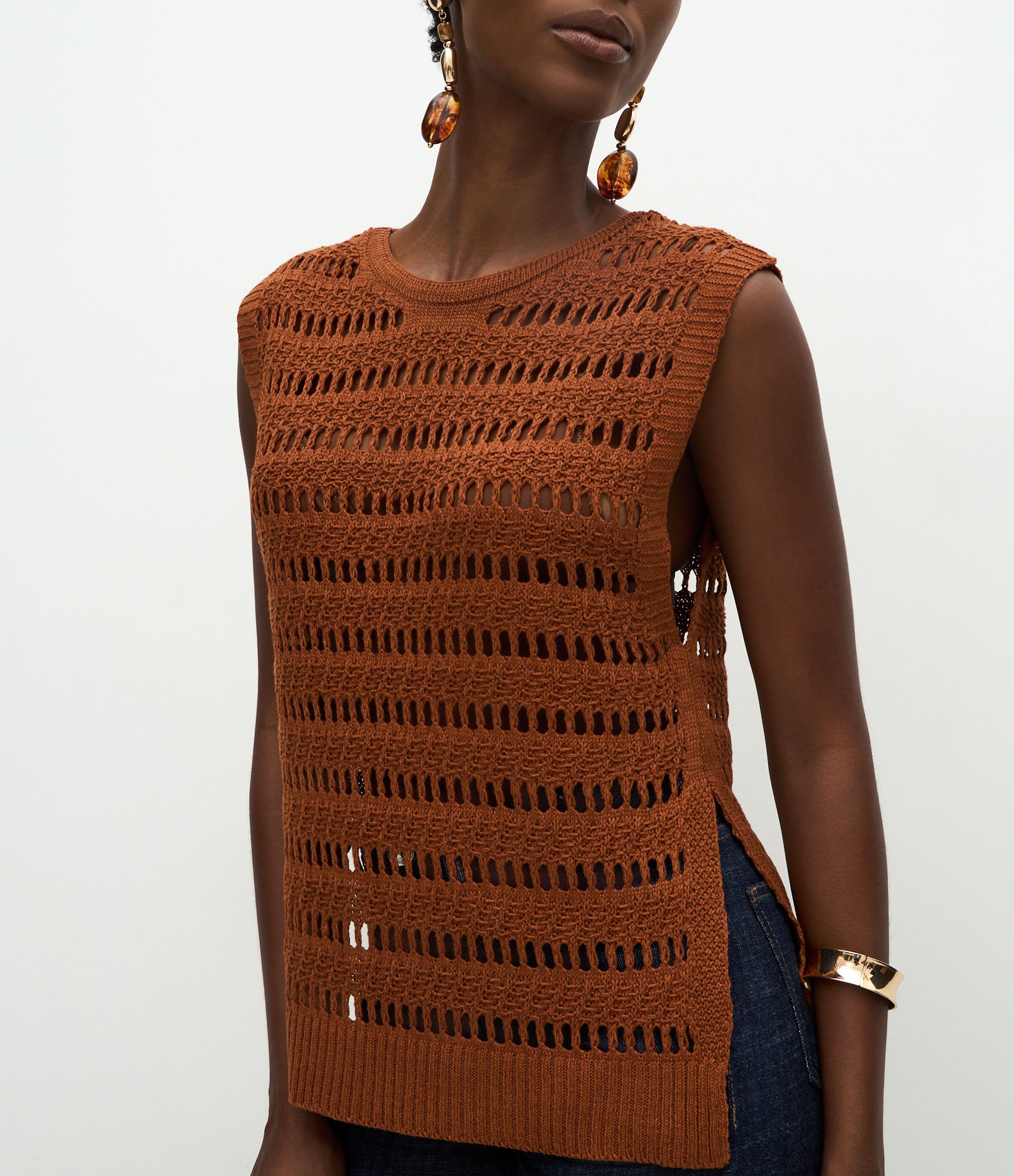 Blusa com Ponto Furadinho e Recorte Lateral Marrom 4