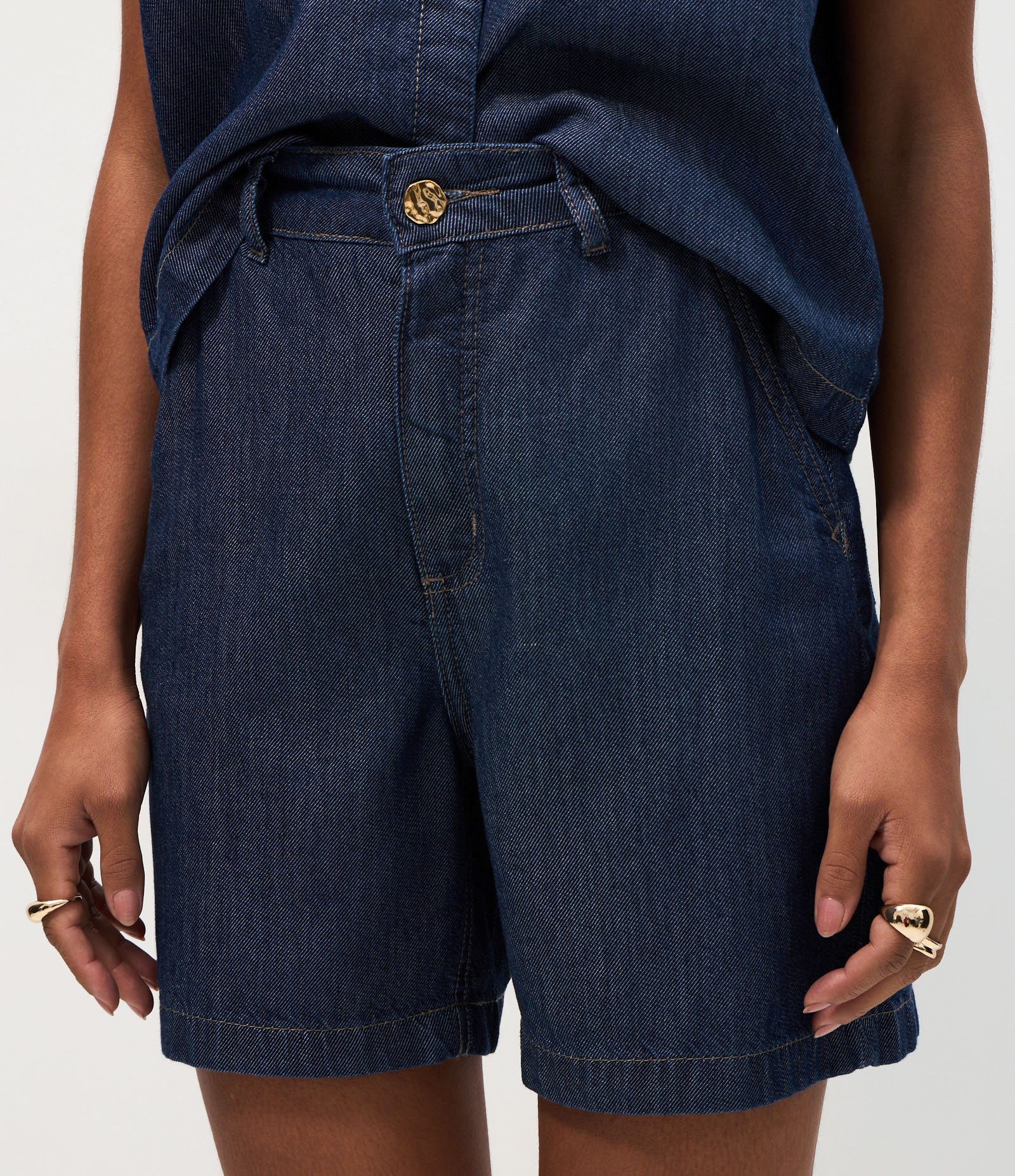 Bermuda Jeans Midi com Cintura Alta e Botão Dourado Azul 3