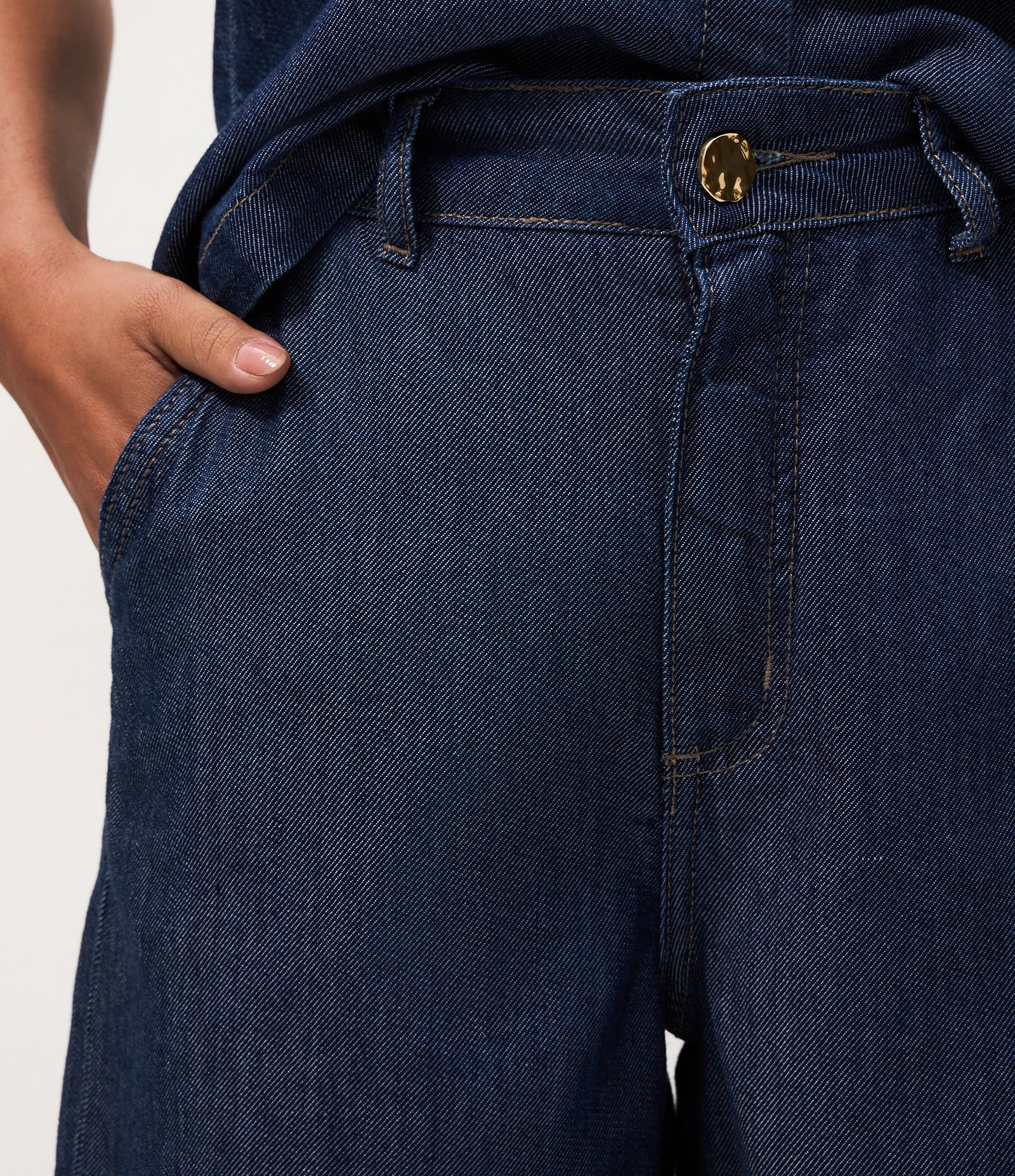 Bermuda Jeans Midi com Cintura Alta e Botão Dourado Azul 4