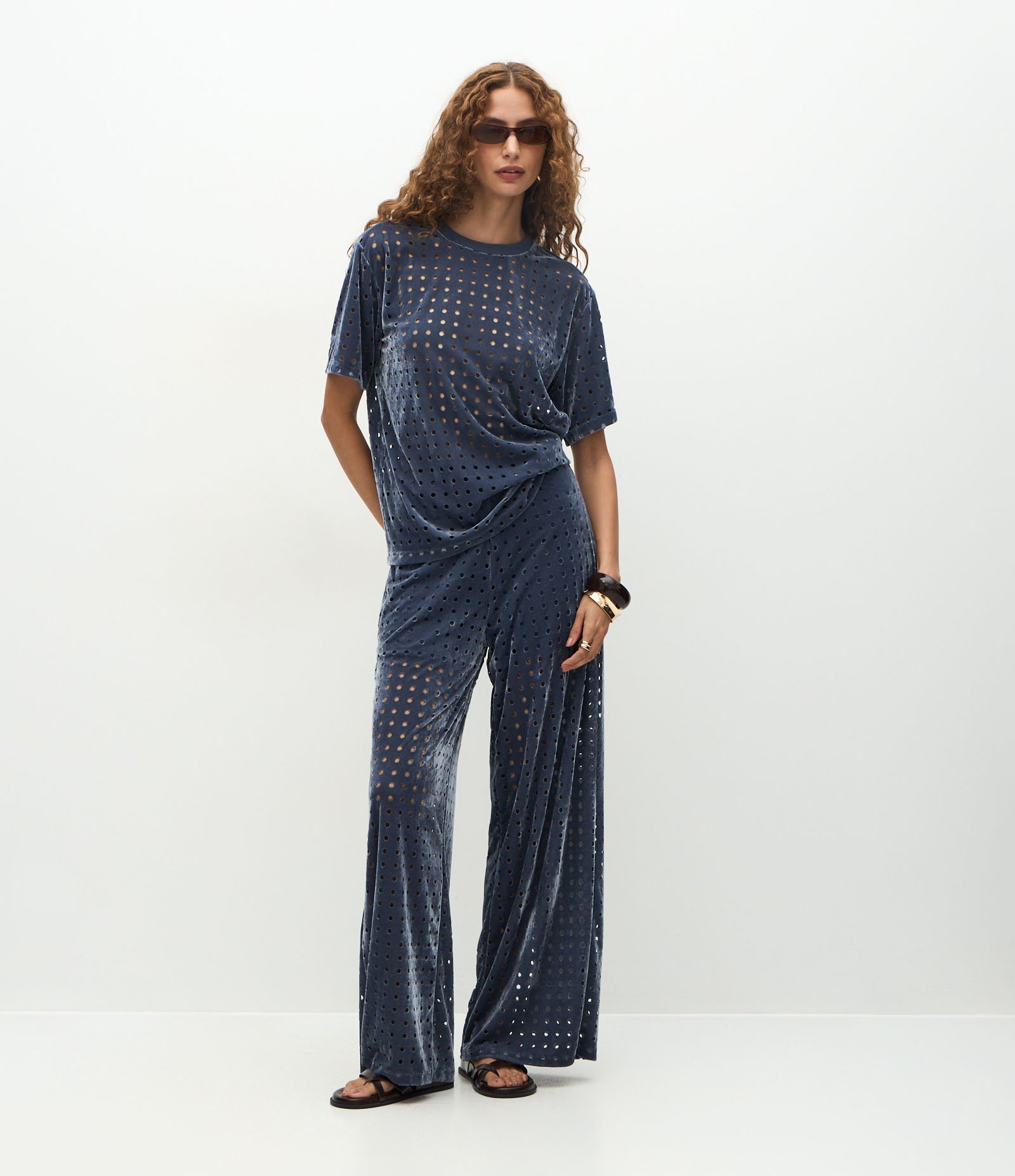 Calça Reta Cintura Baixa em Veludo com Furinhos Azul Acinzentado 1
