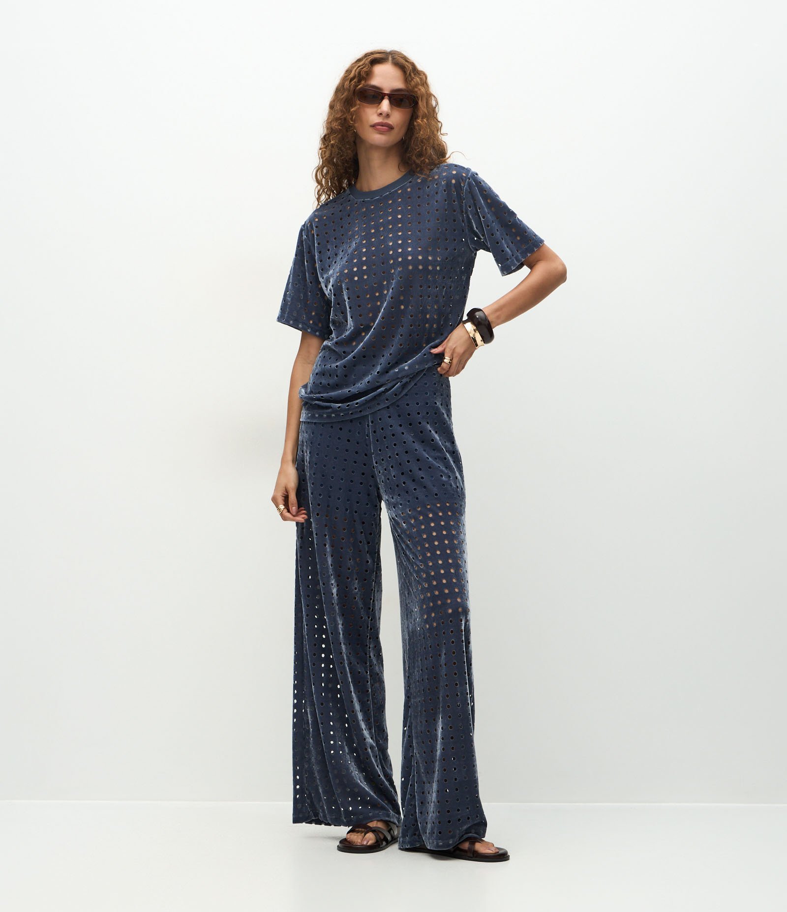 Blusa em Veludo com Gola Redondo e Furinhos Azul 2