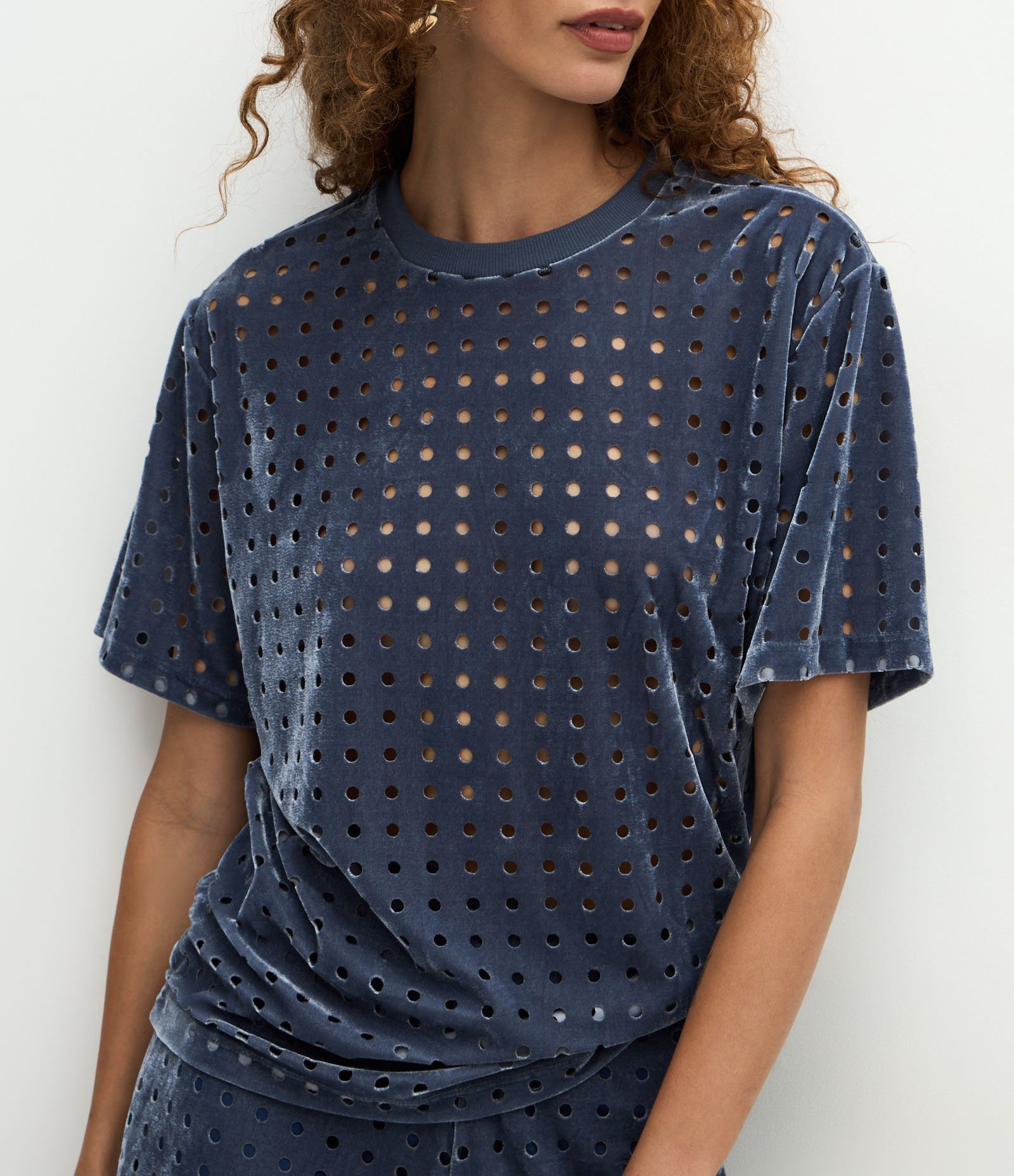 Blusa em Veludo com Gola Redondo e Furinhos Azul 4