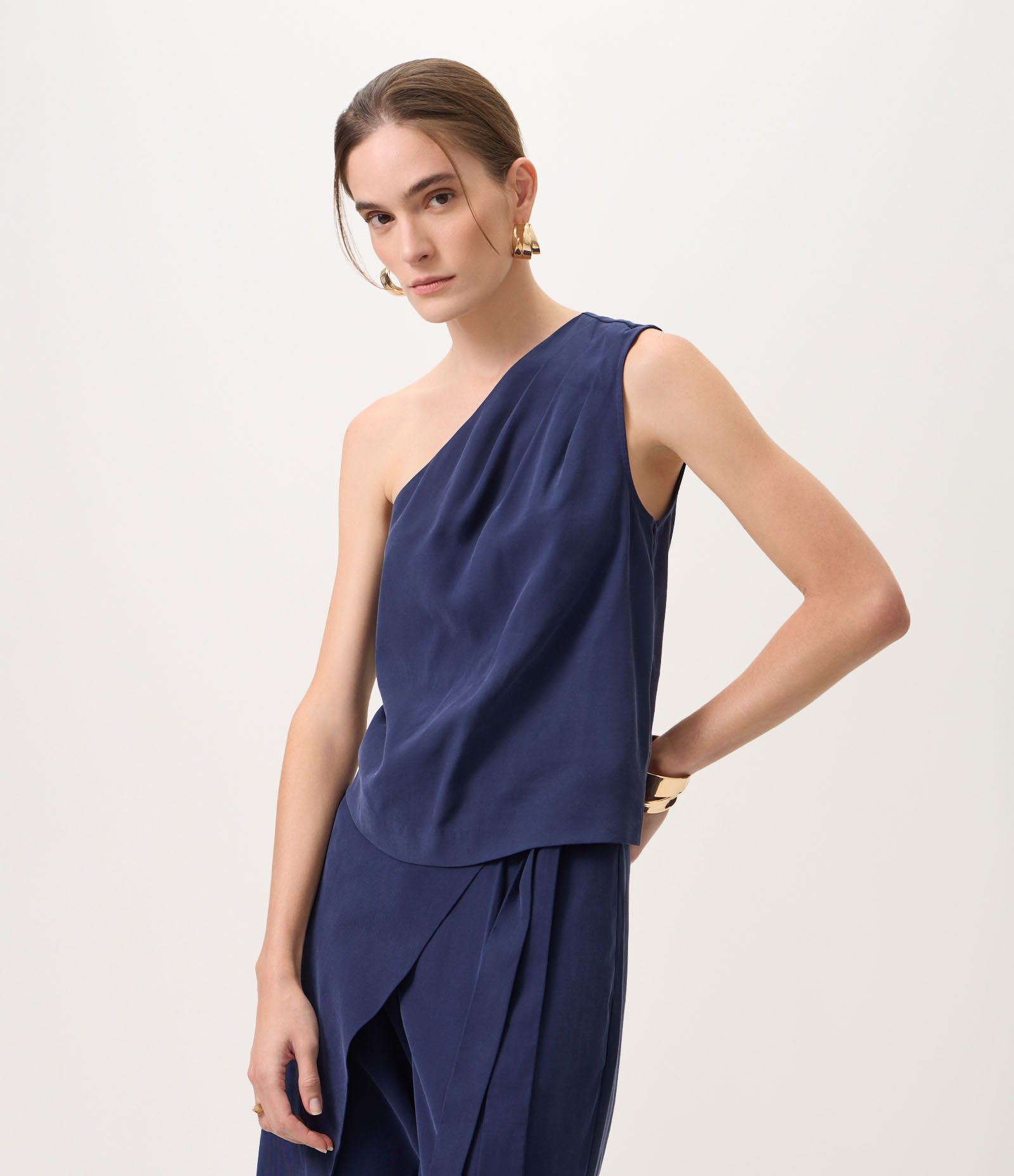 Blusa Um Ombro Só em Viscose com Prega Azul 1