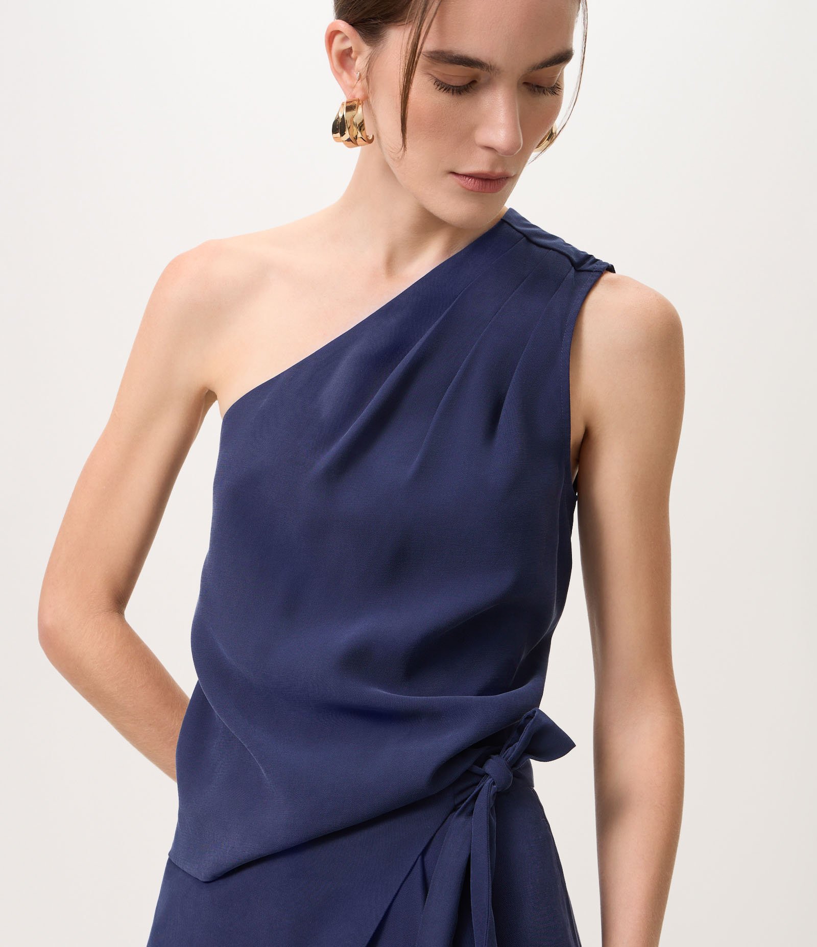 Blusa Um Ombro Só em Viscose com Prega Azul 3
