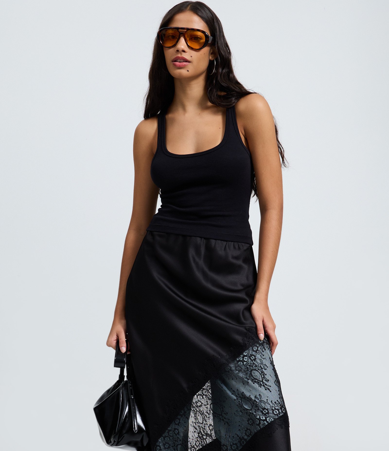 Saia Midi em Cetim com Entremeio de Renda Preto 2