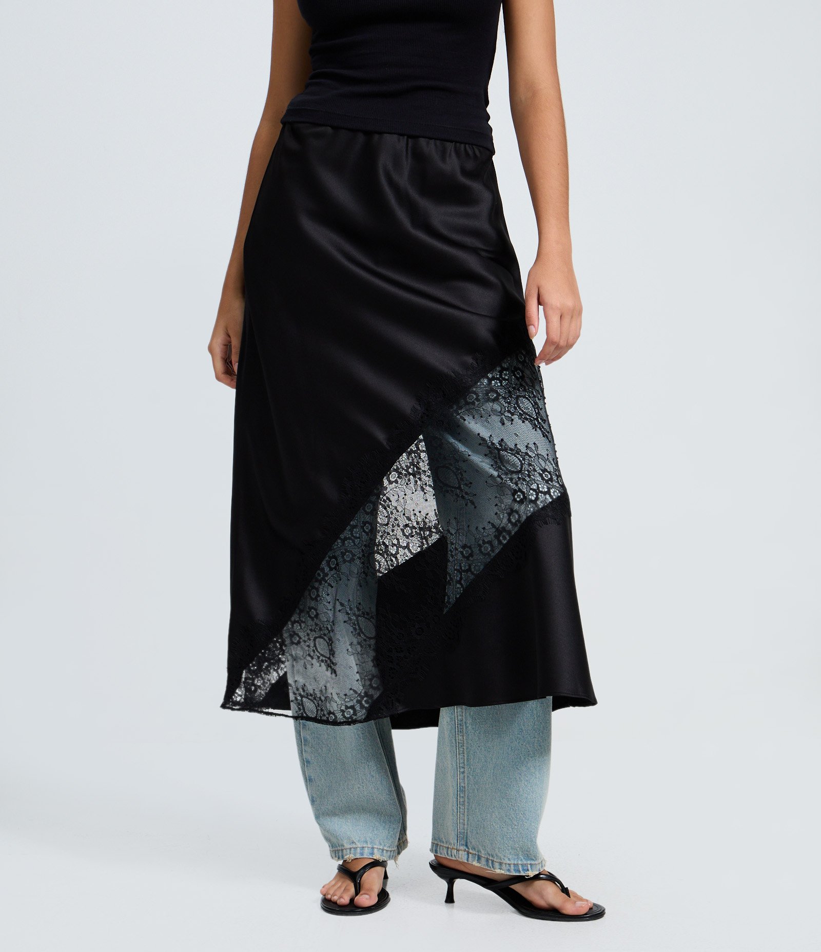 Saia Midi em Cetim com Entremeio de Renda Preto 3
