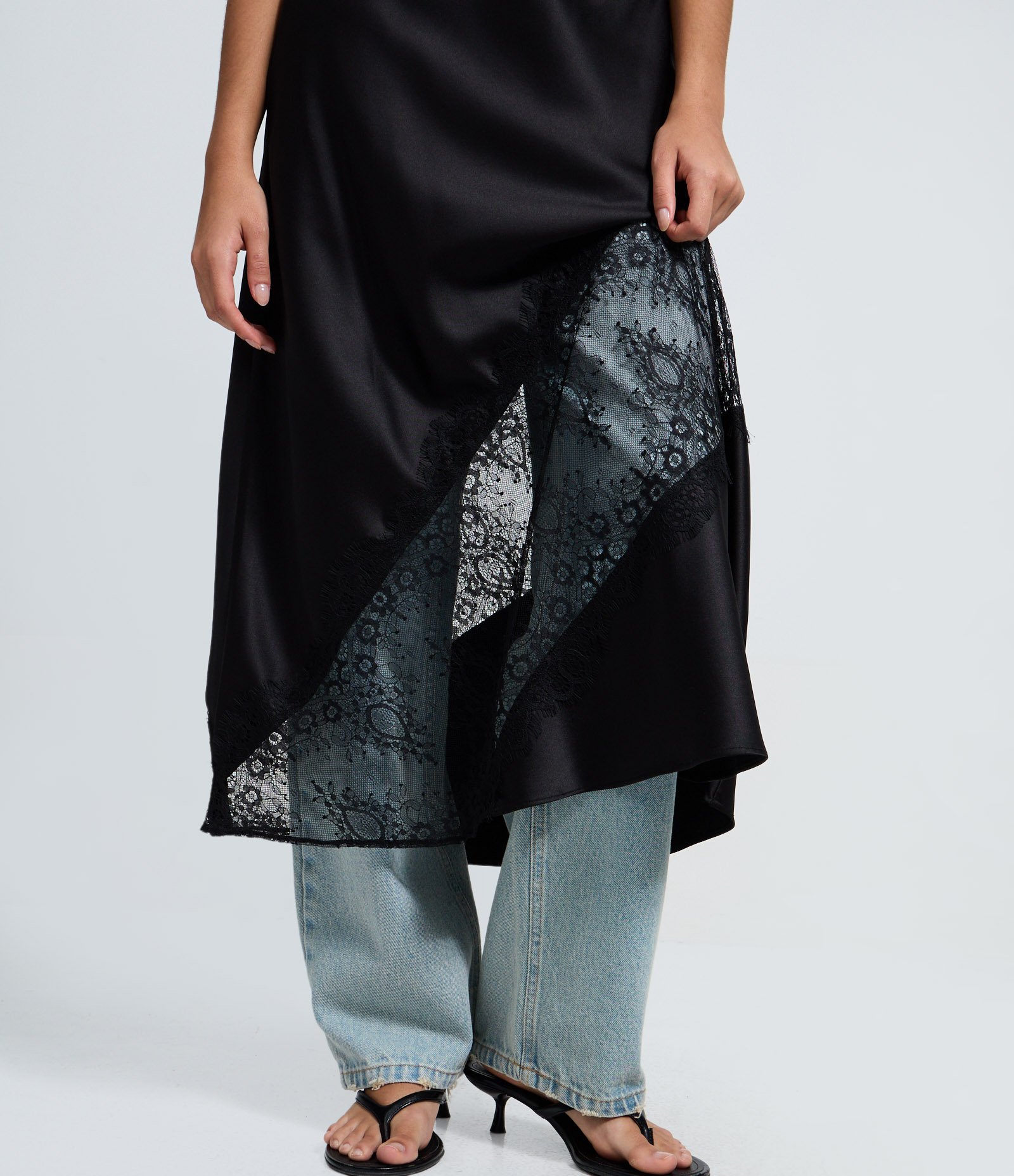 Saia Midi em Cetim com Entremeio de Renda Preto 4