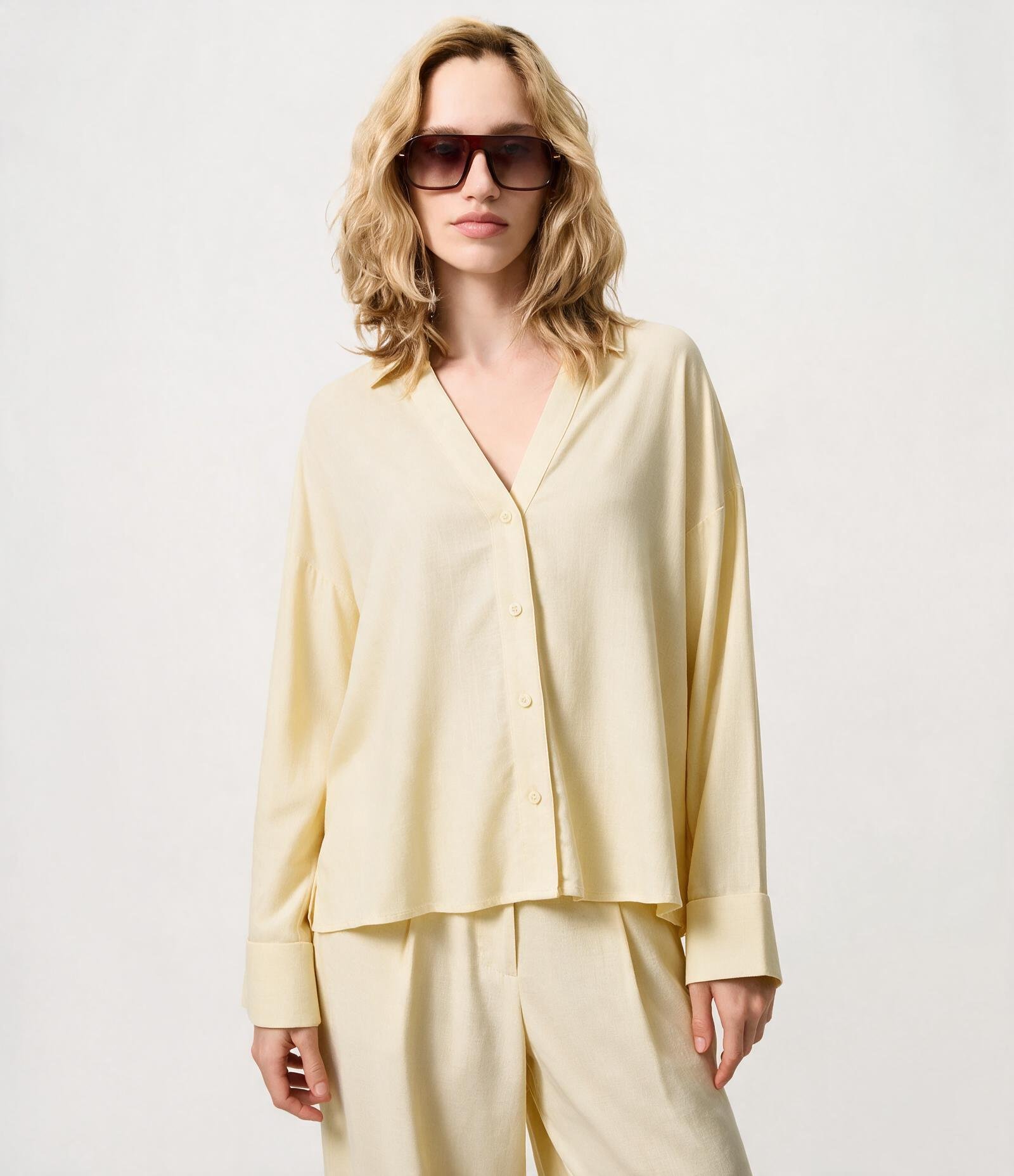 Blusa em Viscolinho com Gola Padre Amarelo 3