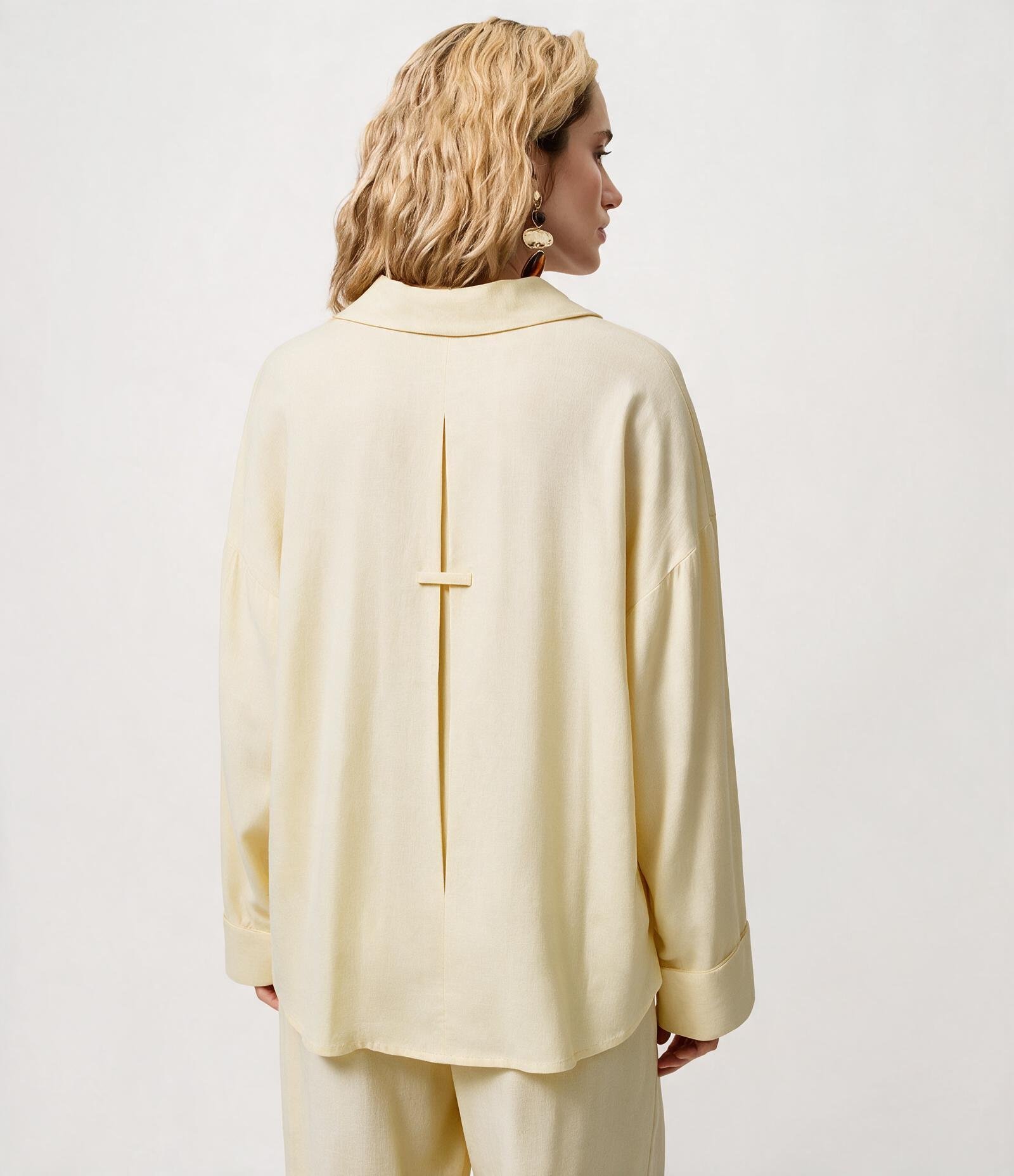 Blusa em Viscolinho com Gola Padre Amarelo 4