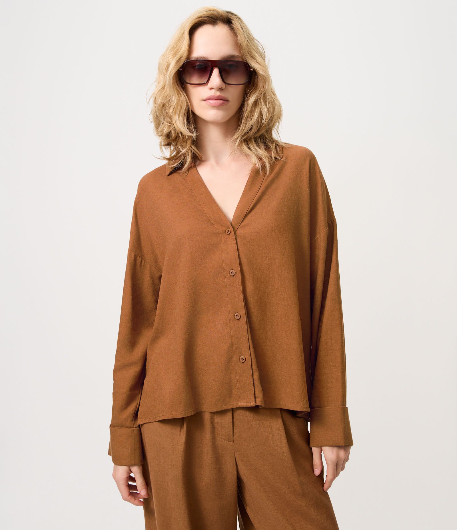 Blusa em Viscolinho com Gola Padre Marrom 1