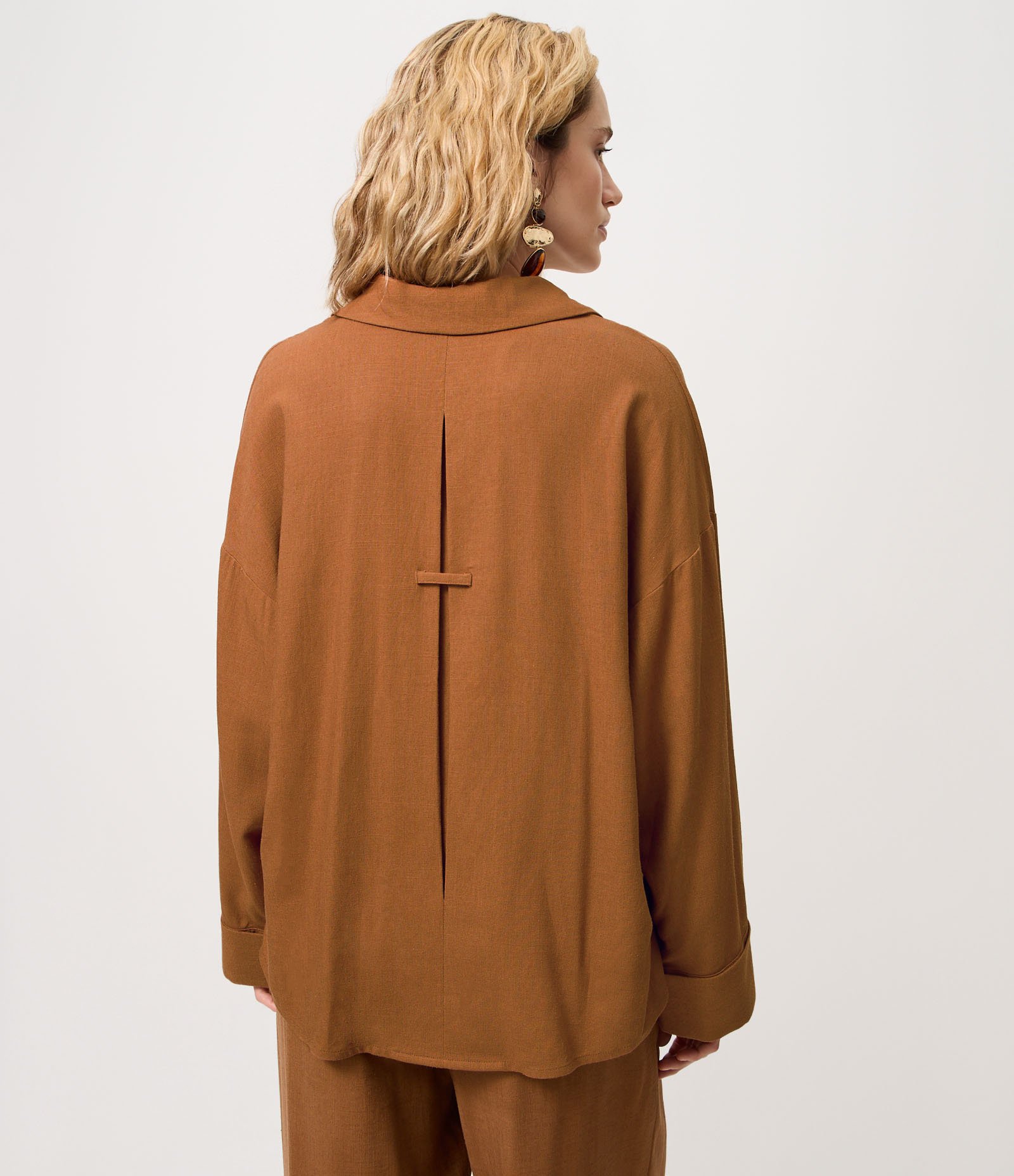 Blusa em Viscolinho com Gola Padre Marrom 4