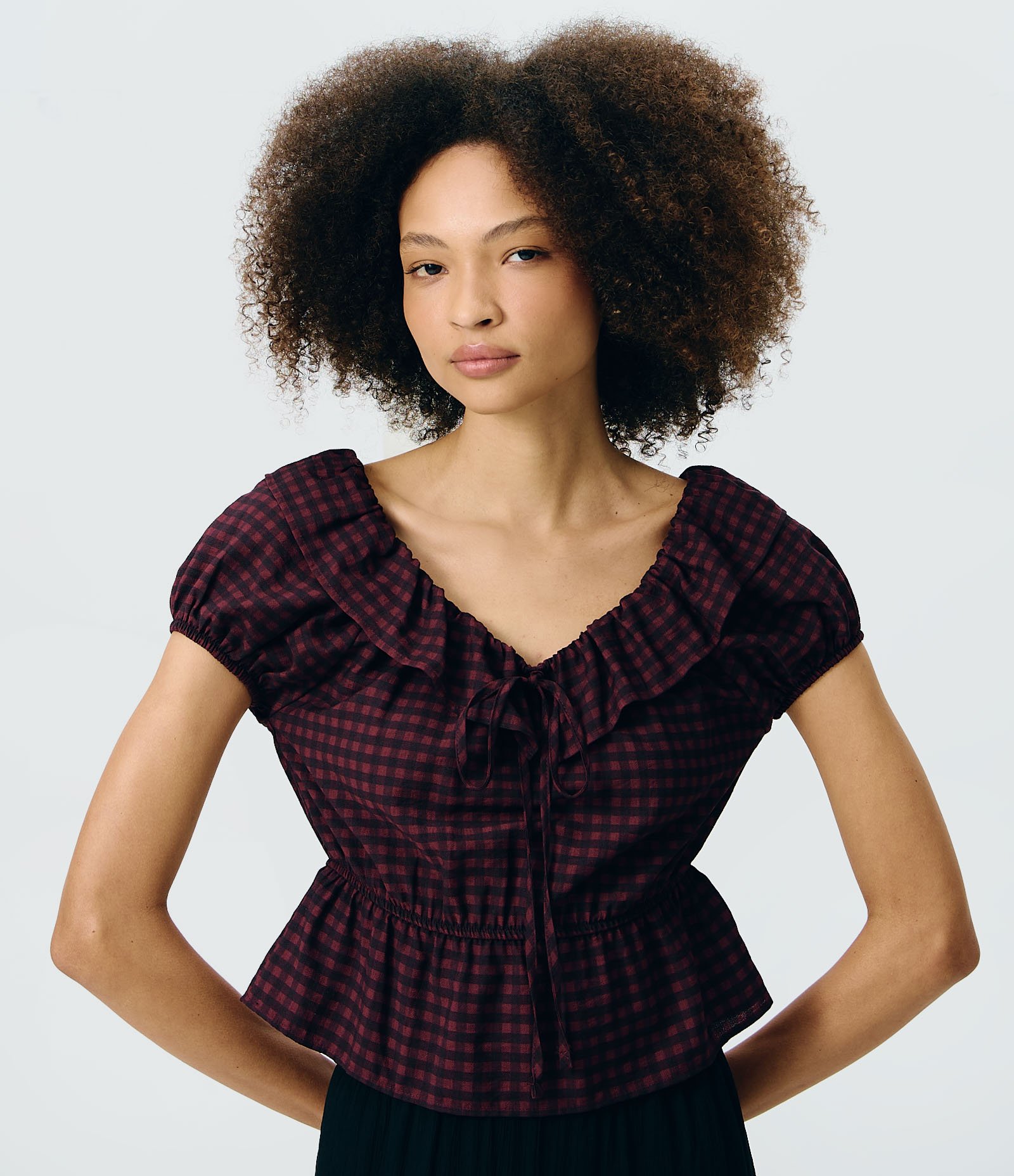Blusa Bata em Viscose Xadrez com Amarração e Babado Vermelho 3