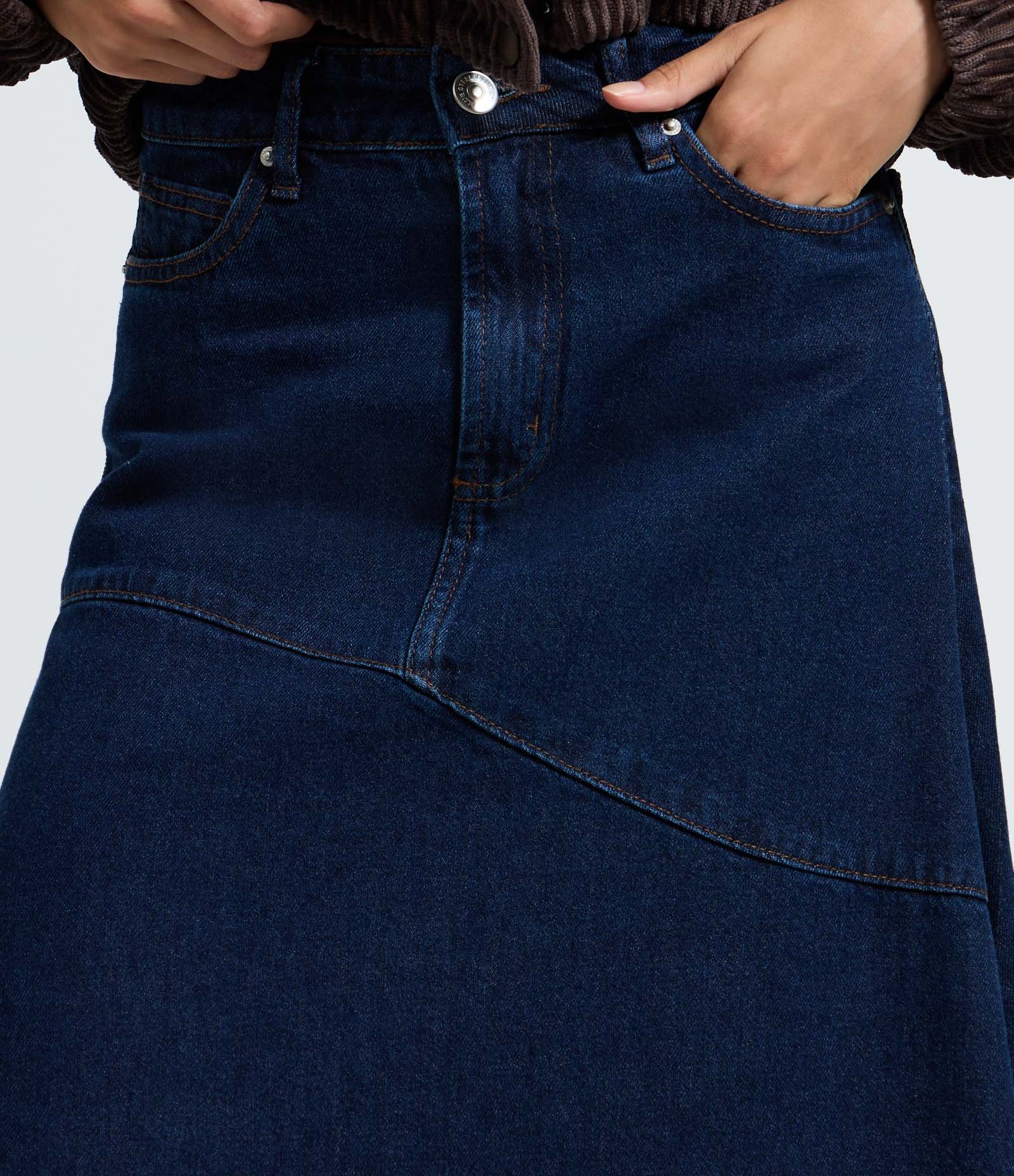 Saia Midi em Jeans com Cintura Alta e Recorte Frontal Azul Escuro 4