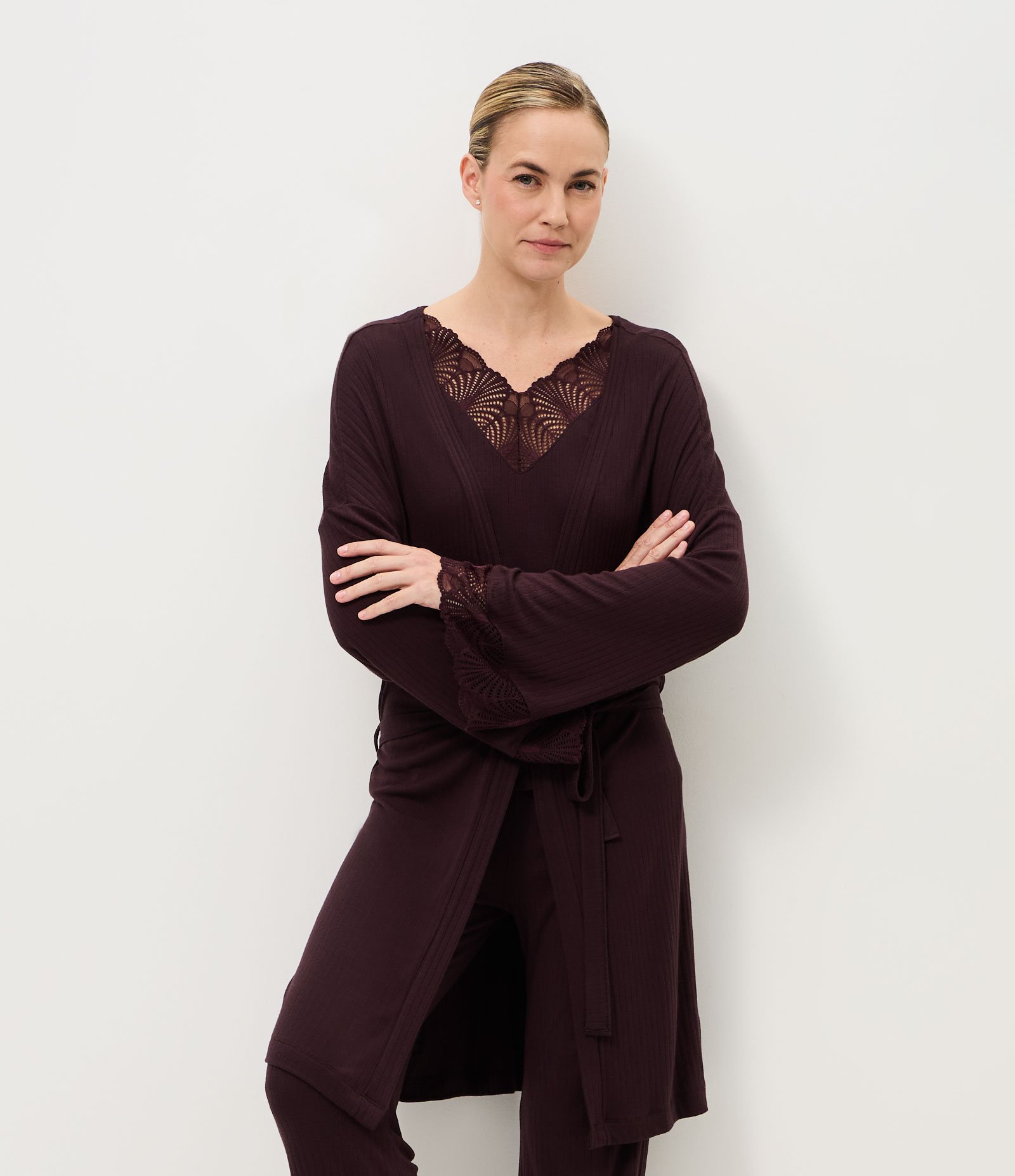 Robe em Ribana com Manga Longa e Detalhe em Renda Marrom 1
