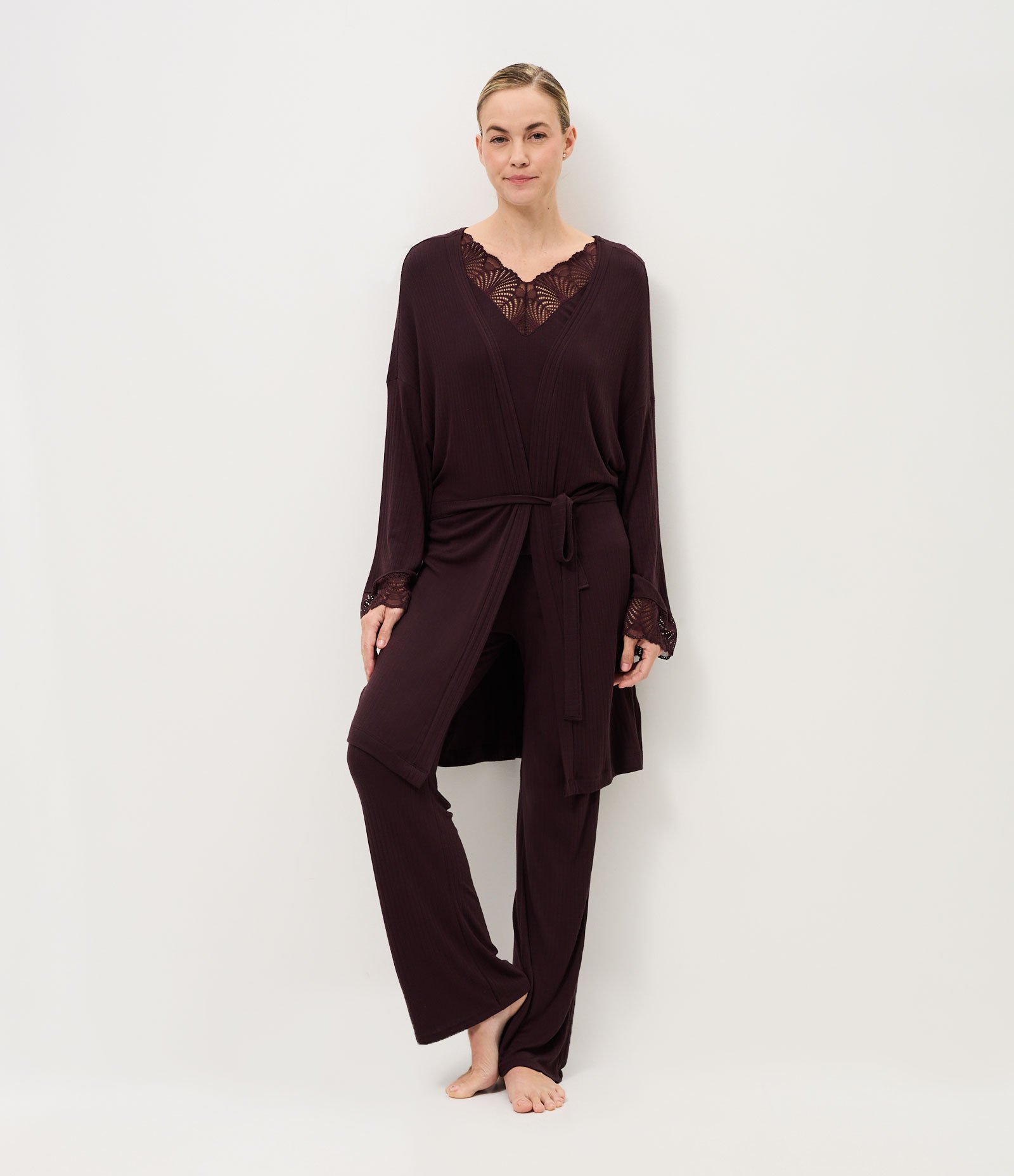 Robe em Ribana com Manga Longa e Detalhe em Renda Marrom 2