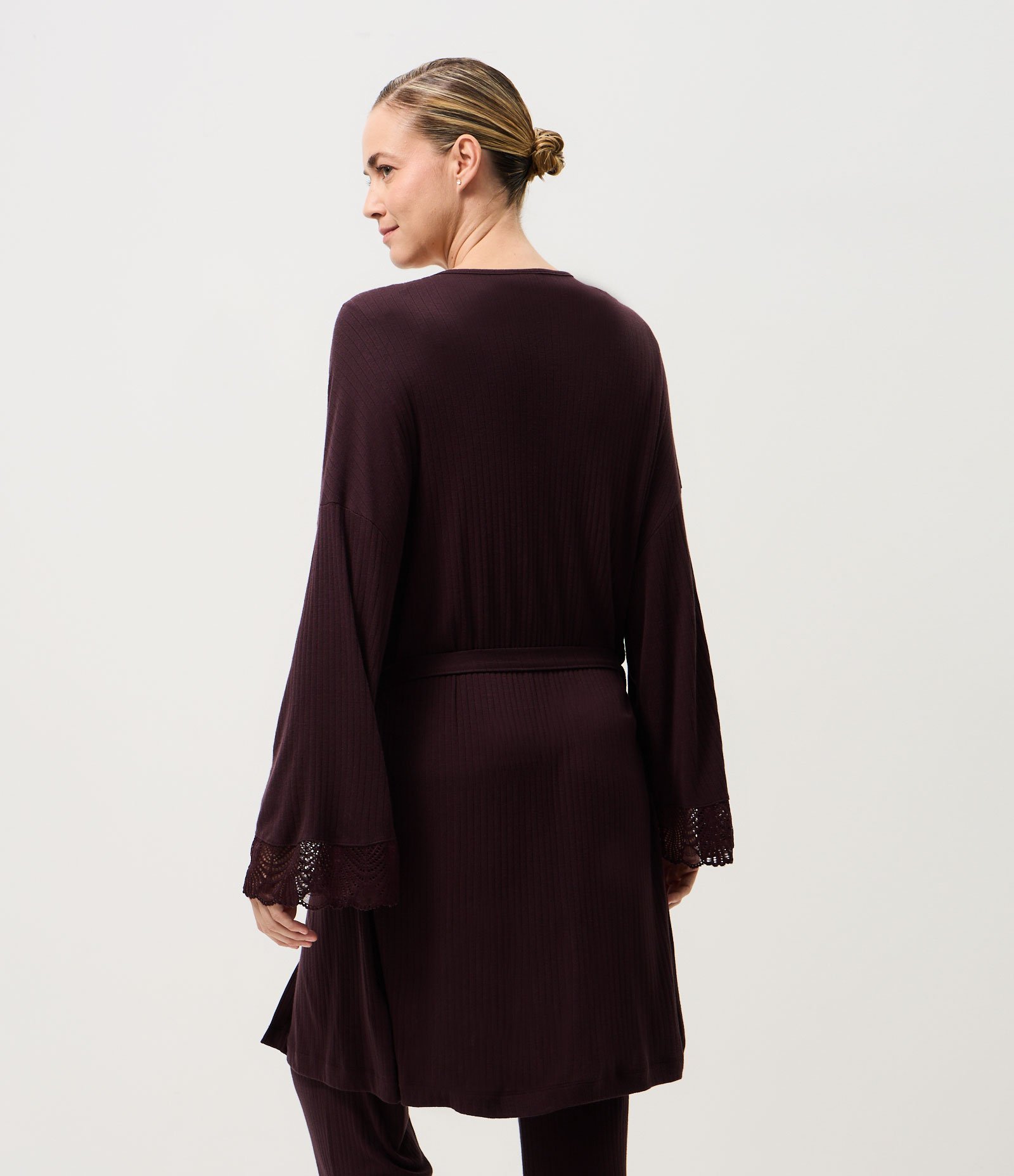 Robe em Ribana com Manga Longa e Detalhe em Renda Marrom 3