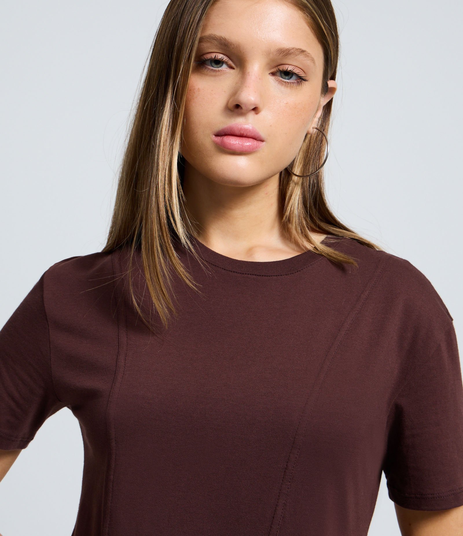 Vestido Curto Assimétrico com Renda Marrom 3