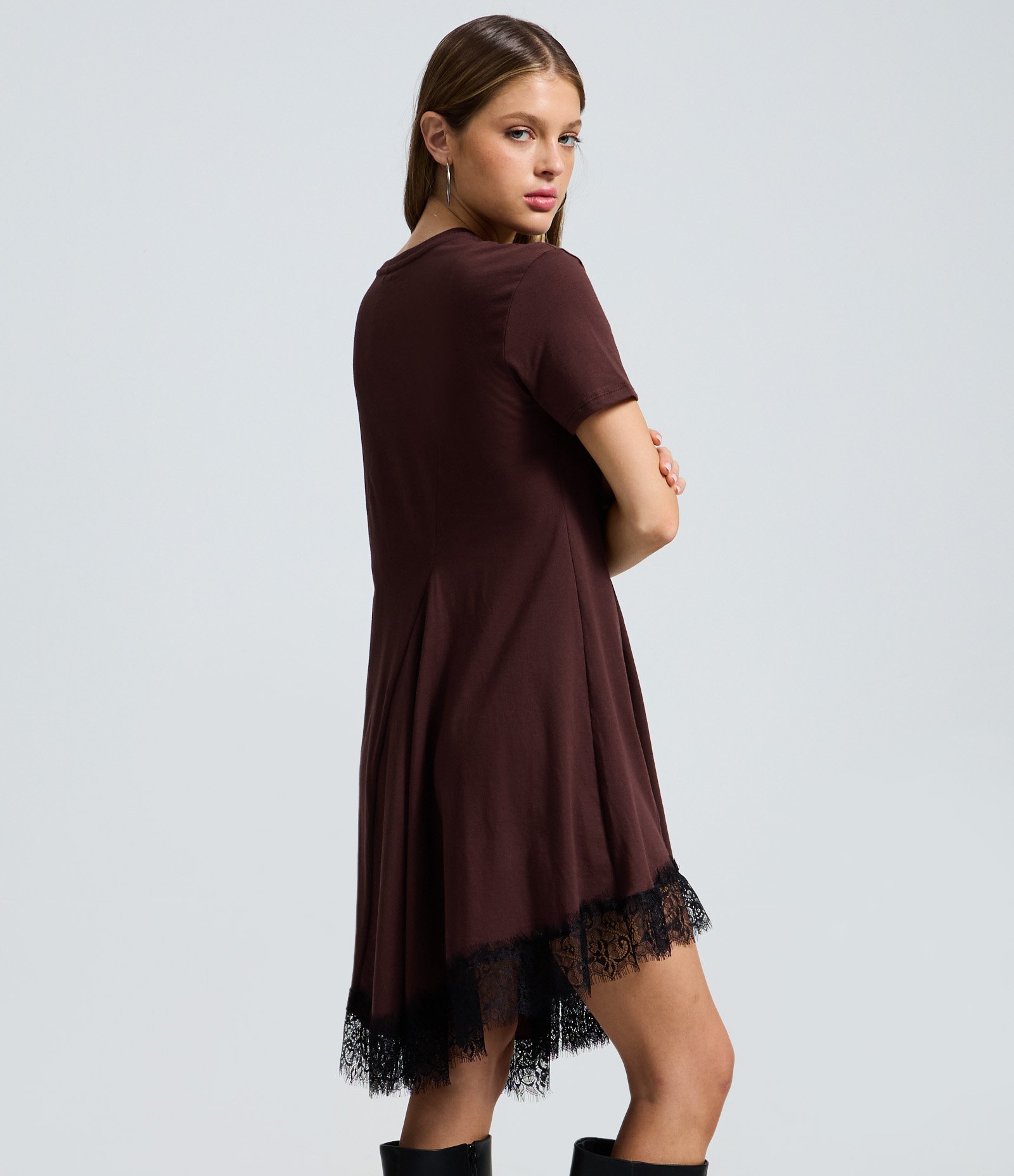 Vestido Curto Assimétrico com Renda Marrom 4