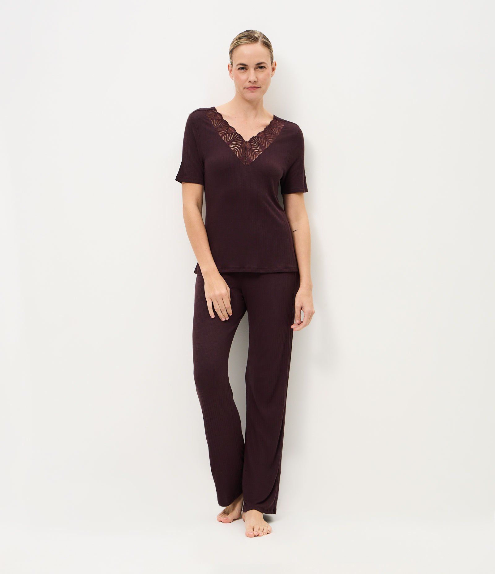 Pijama Longo em Ribana com Detalhe em Renda Marrom 1