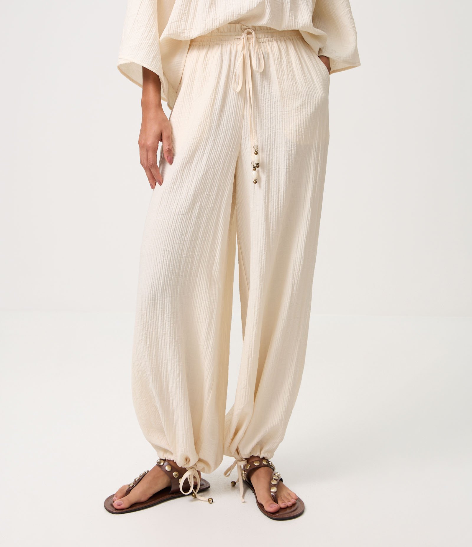 Calça Pantalona em Viscose com Amarração Ajustável na Barra Bege 3