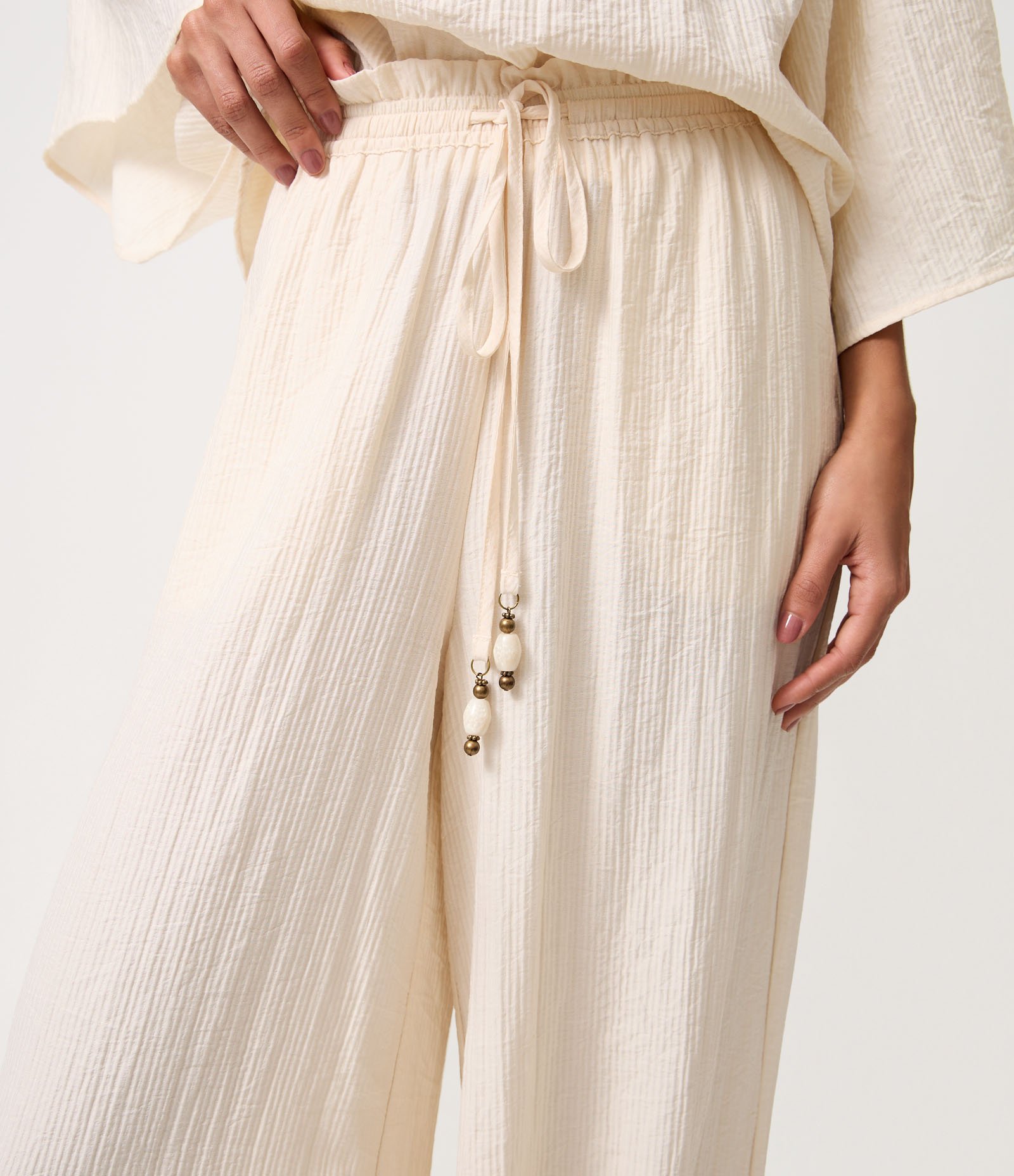 Calça Pantalona em Viscose com Amarração Ajustável na Barra Bege 4