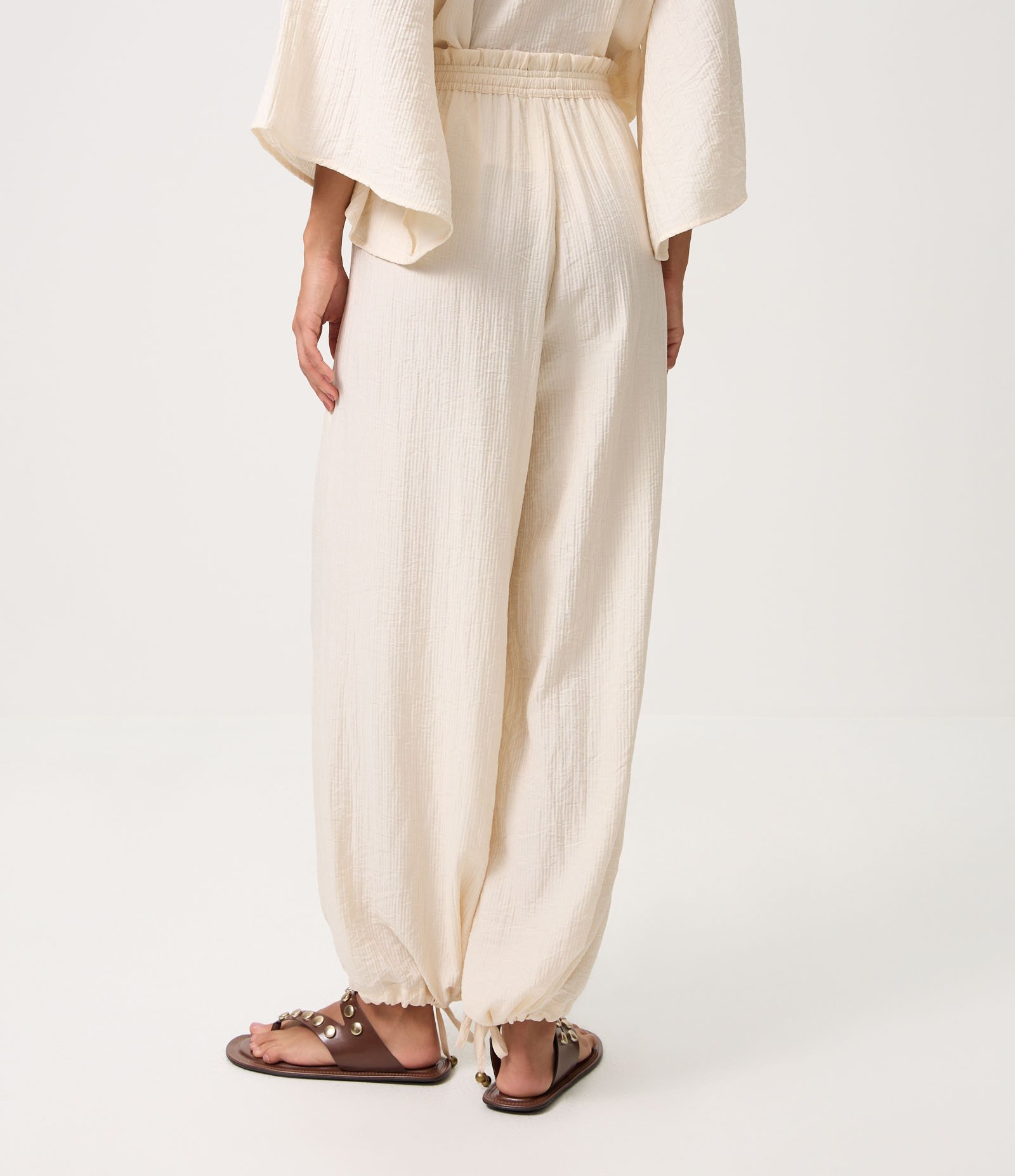 Calça Pantalona em Viscose com Amarração Ajustável na Barra Bege 5