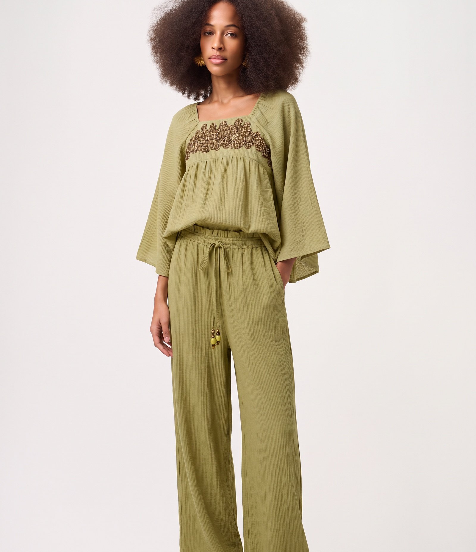 Calça Pantalona em Viscose com Amarração Ajustável na Barra Verde 2