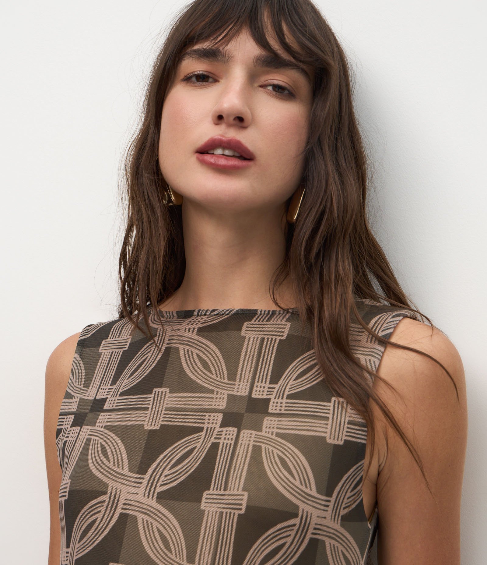 Vestido Longo em Tule com Drapeado Lateral e Aviamento Marrom 3