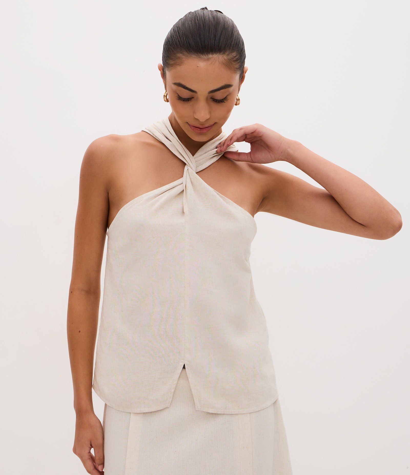 Blusa em Viscolinho com Decote Halter Torcido e Fenda Frontal Bege 1
