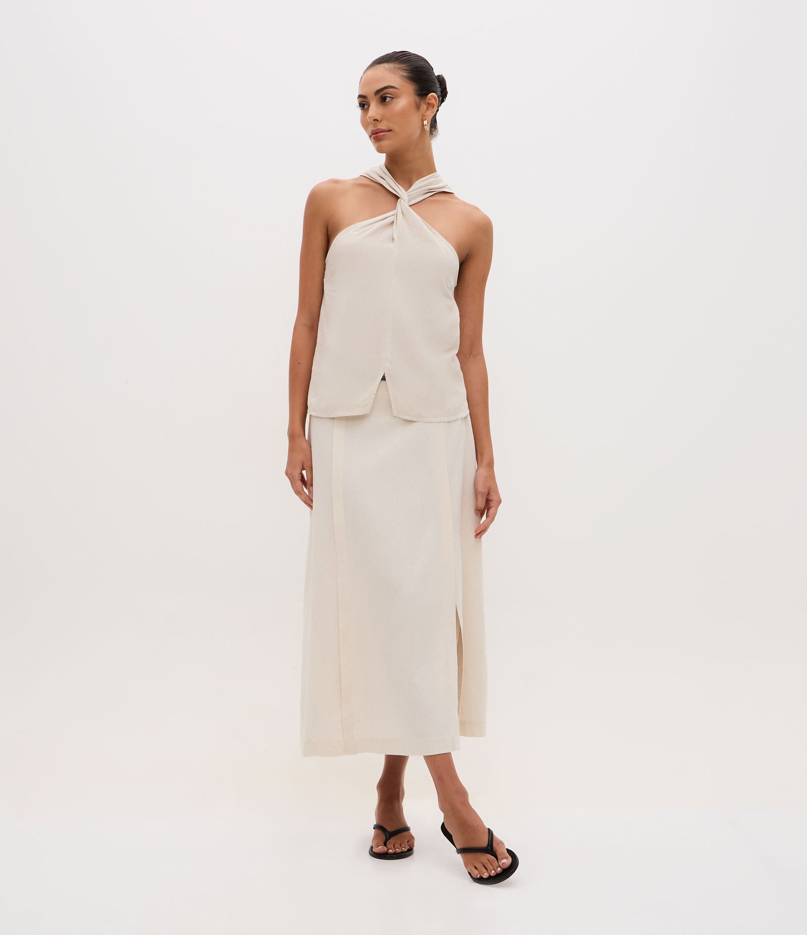 Blusa em Viscolinho com Decote Halter Torcido e Fenda Frontal Bege 2
