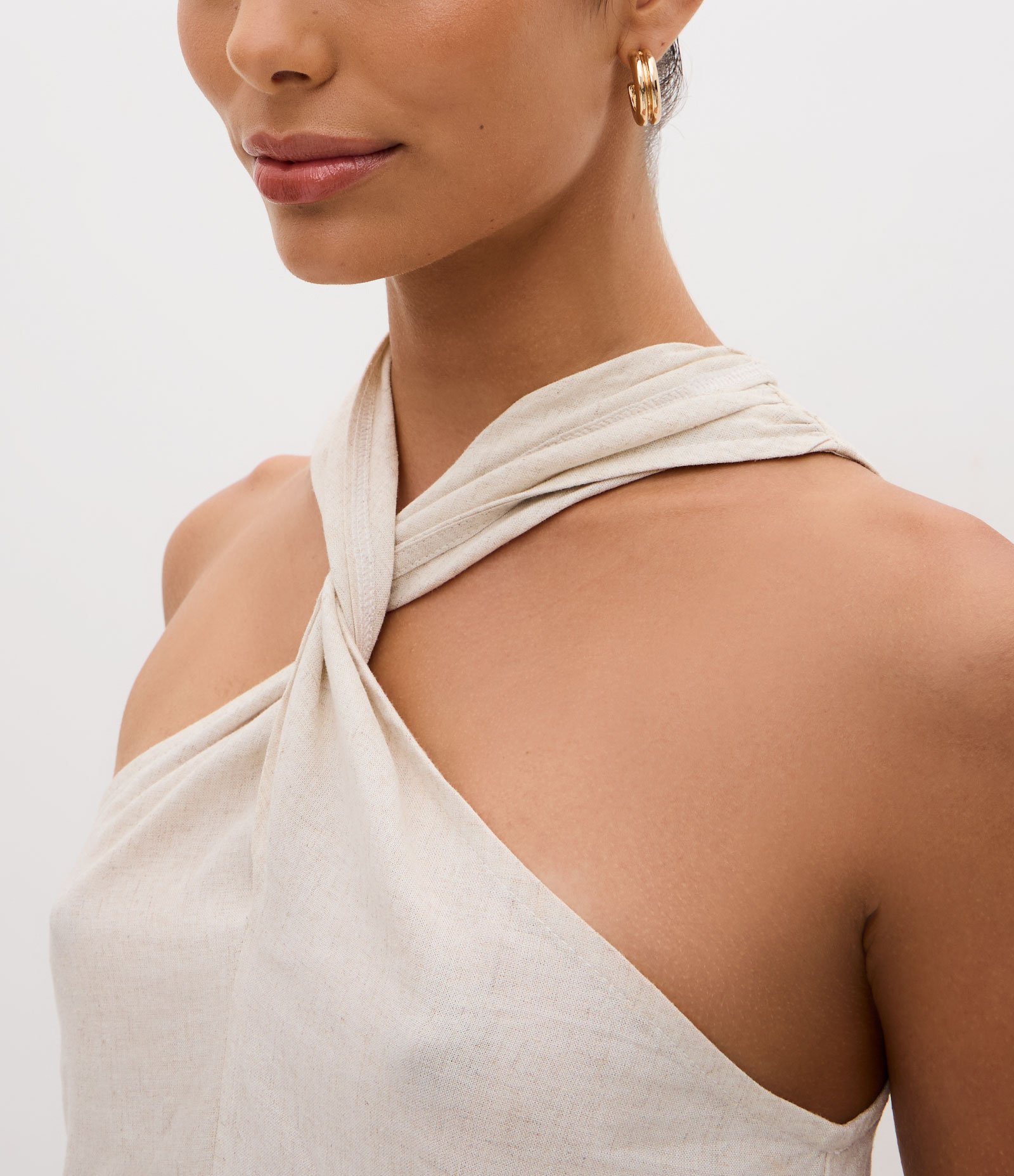 Blusa em Viscolinho com Decote Halter Torcido e Fenda Frontal Bege 3