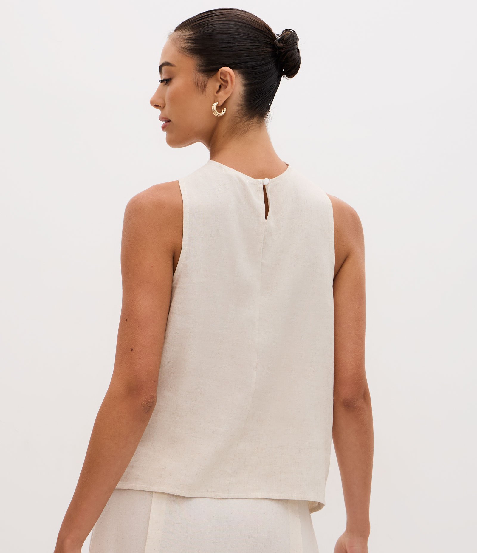 Blusa em Viscolinho com Decote Halter Torcido e Fenda Frontal Bege 4