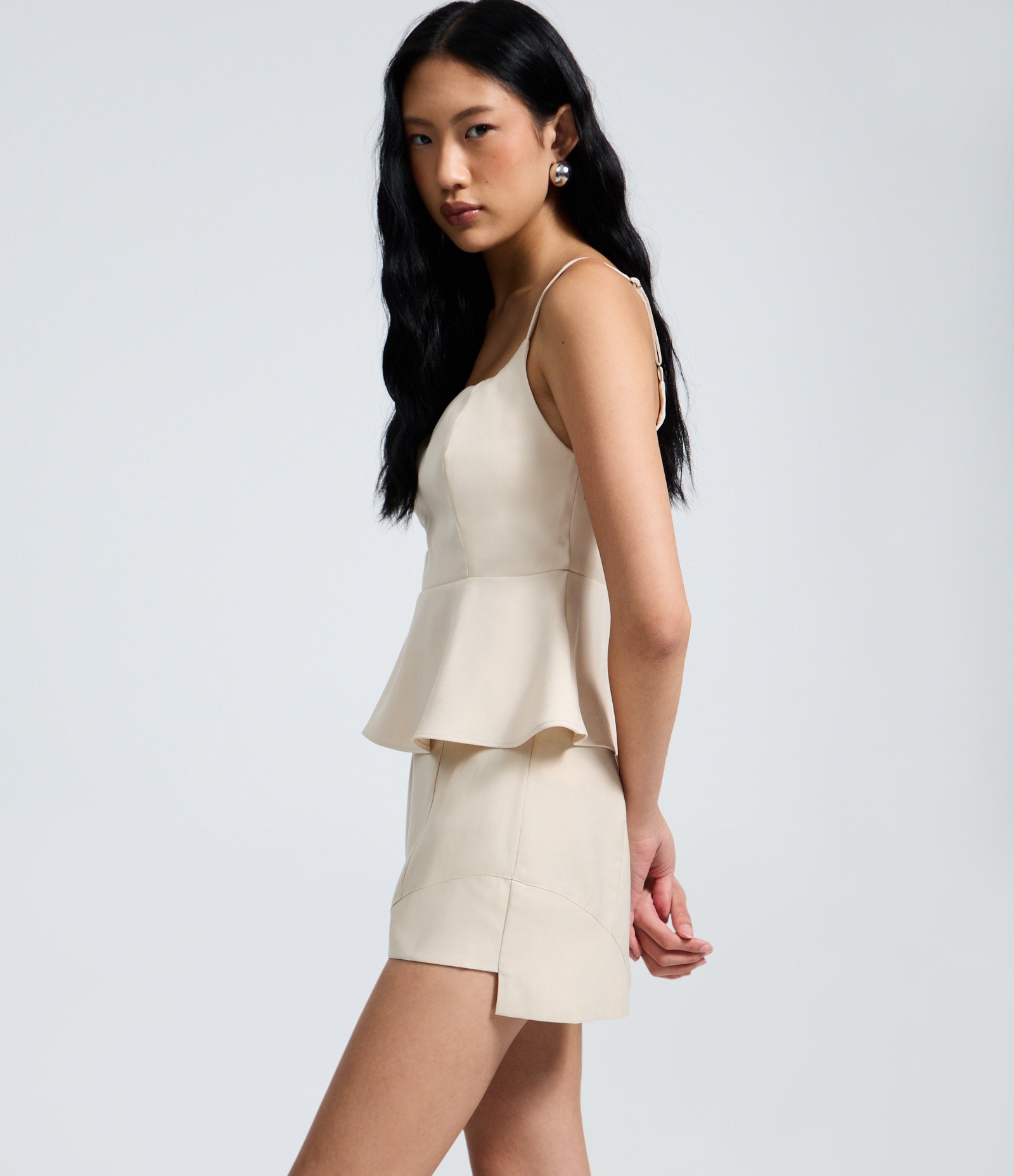 Short Mini em Viscose Alfaiatado com Recorte Assimétrico Bege 2