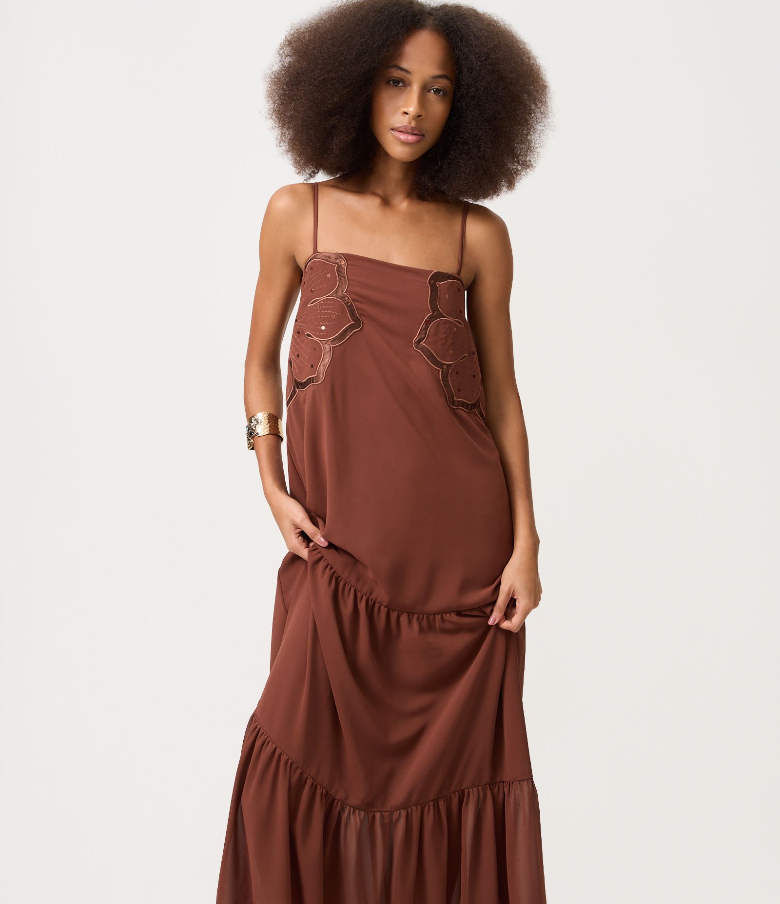 Vestido em Chiffon com Aplicações Florais Marrom 1