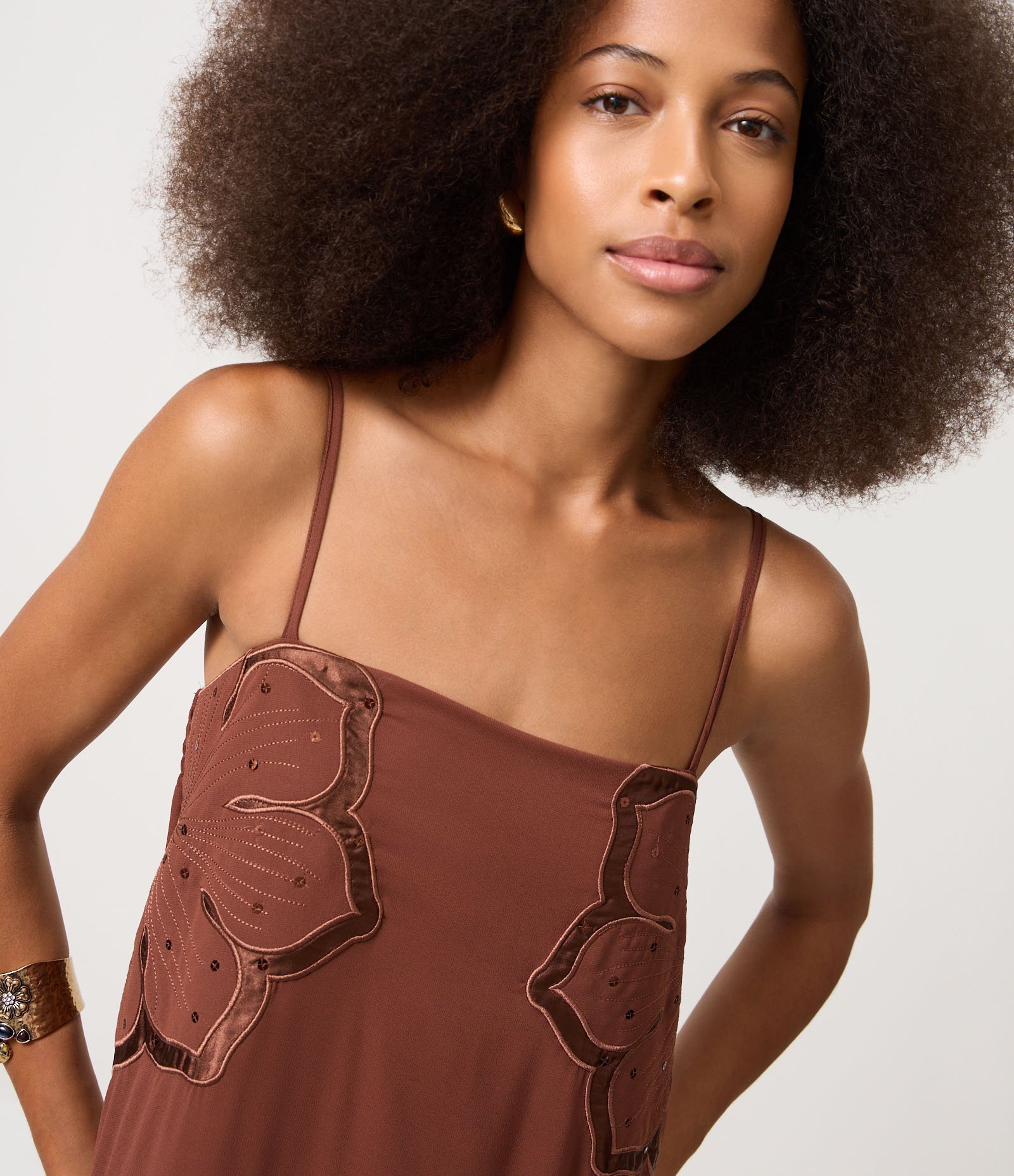 Vestido em Chiffon com Aplicações Florais Marrom 3