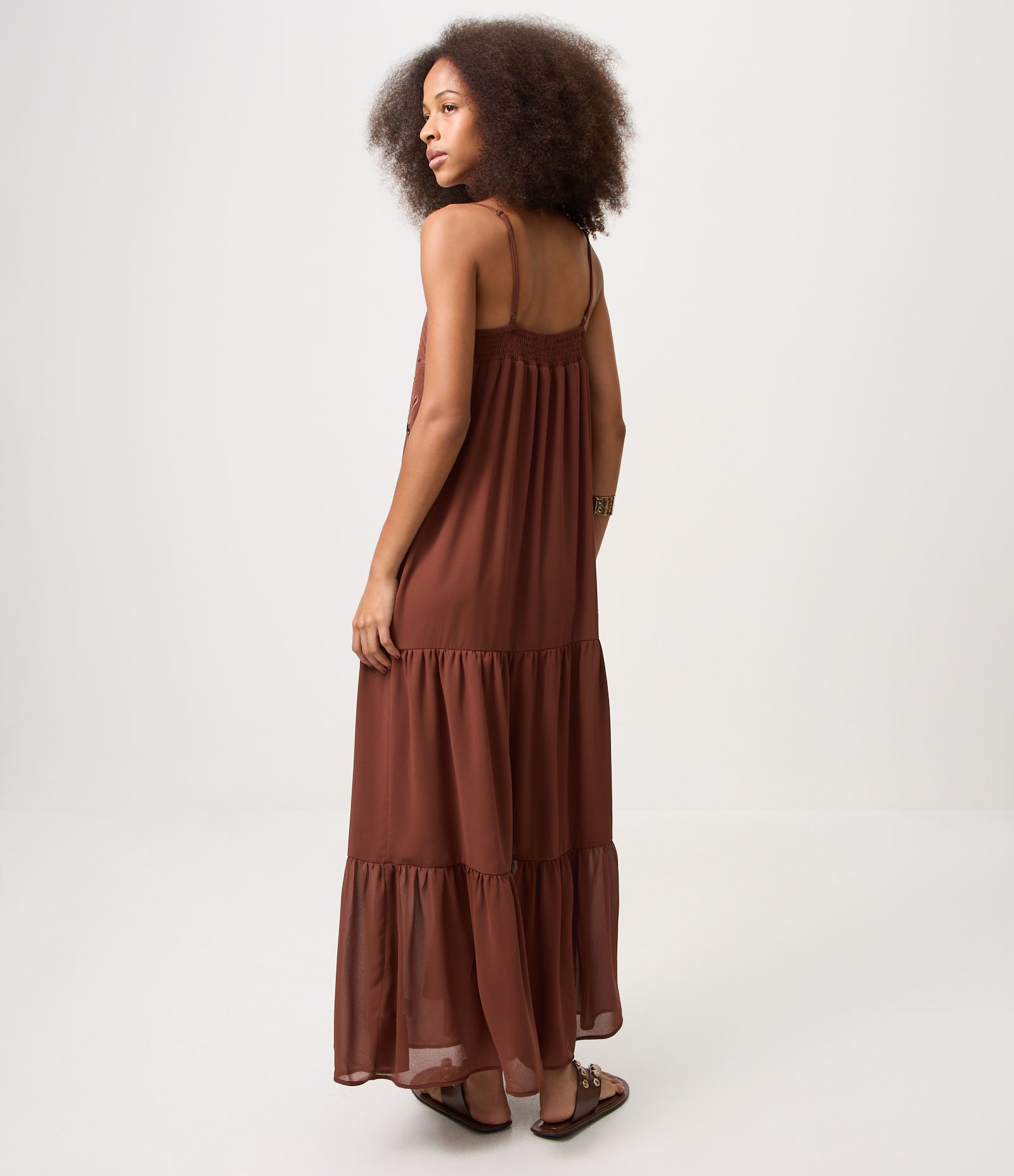 Vestido em Chiffon com Aplicações Florais Marrom 4
