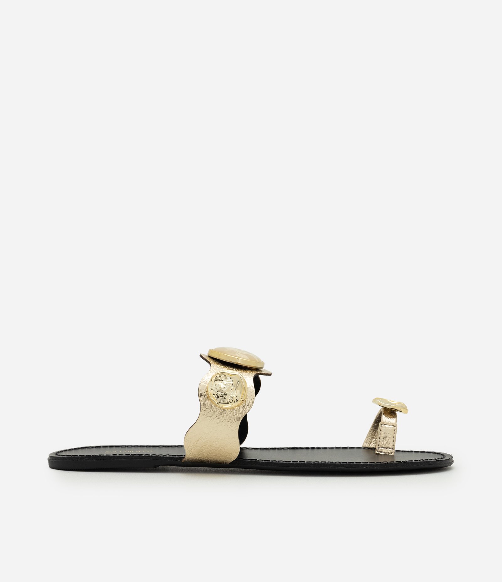 Rasteira em PU com Tira Larga e Enfeite Aplicado Preto/Dourado 1