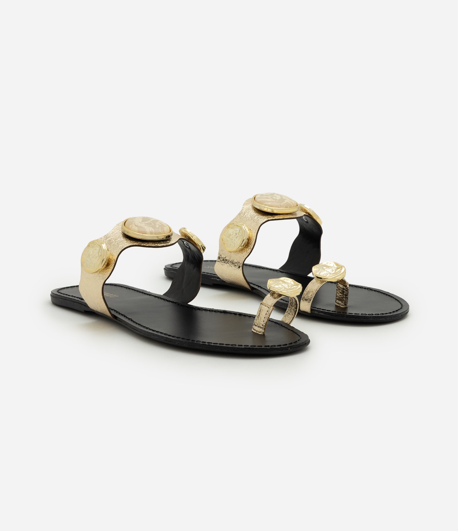 Rasteira em PU com Tira Larga e Enfeite Aplicado Preto/Dourado 2