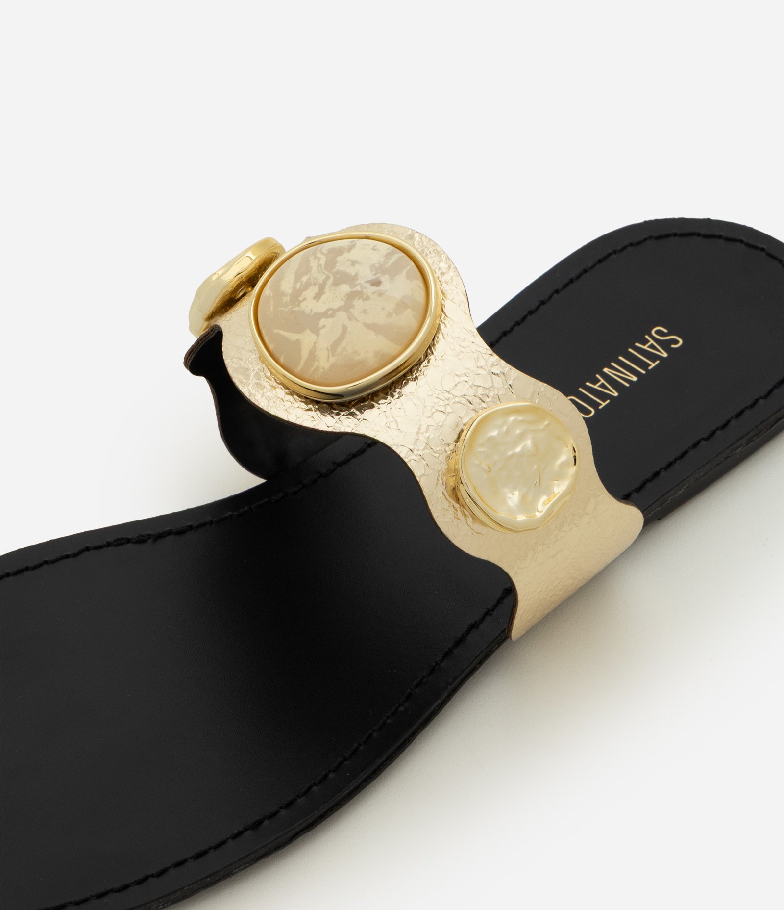 Rasteira em PU com Tira Larga e Enfeite Aplicado Preto/Dourado 3