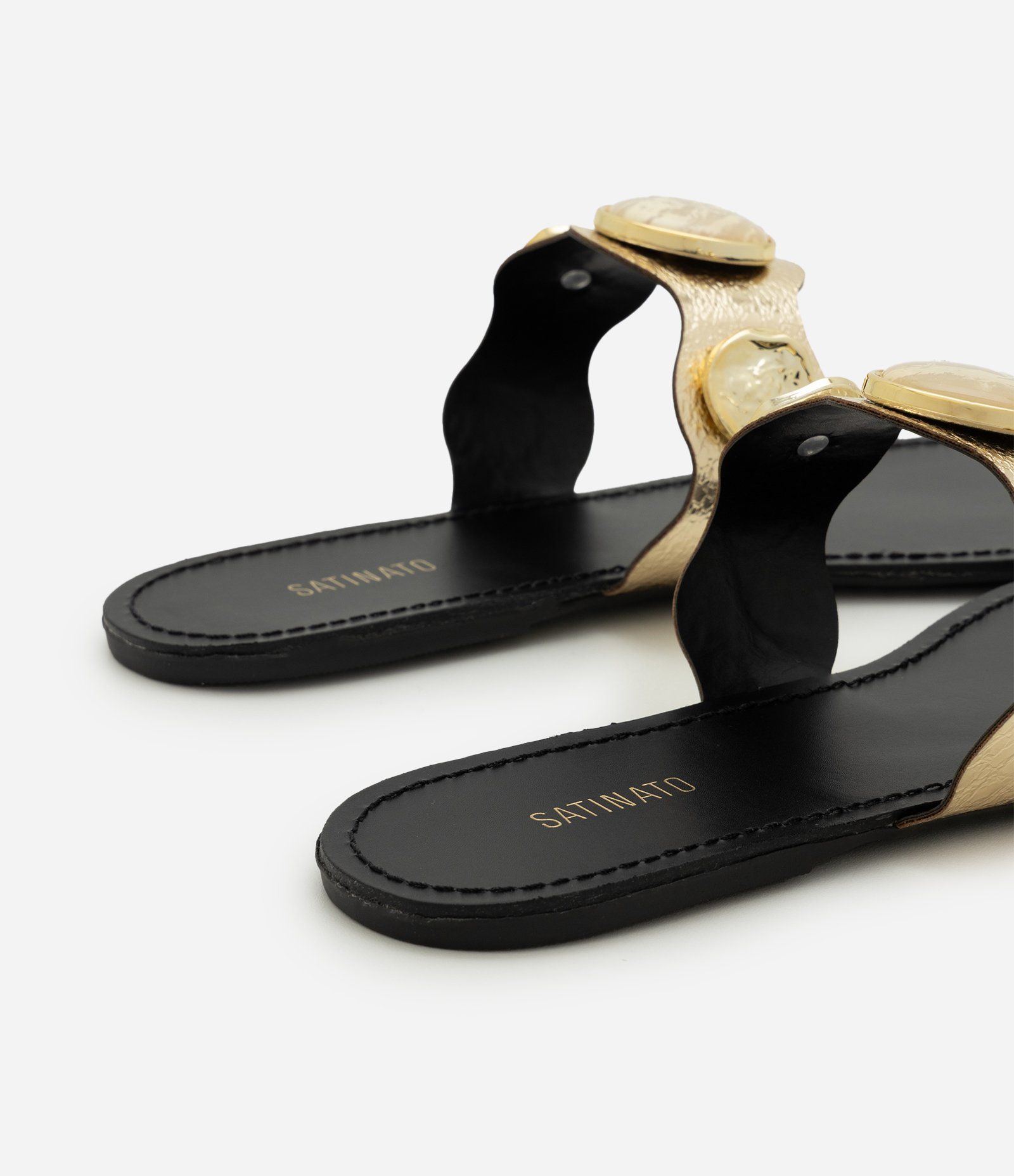 Rasteira em PU com Tira Larga e Enfeite Aplicado Preto/Dourado 4