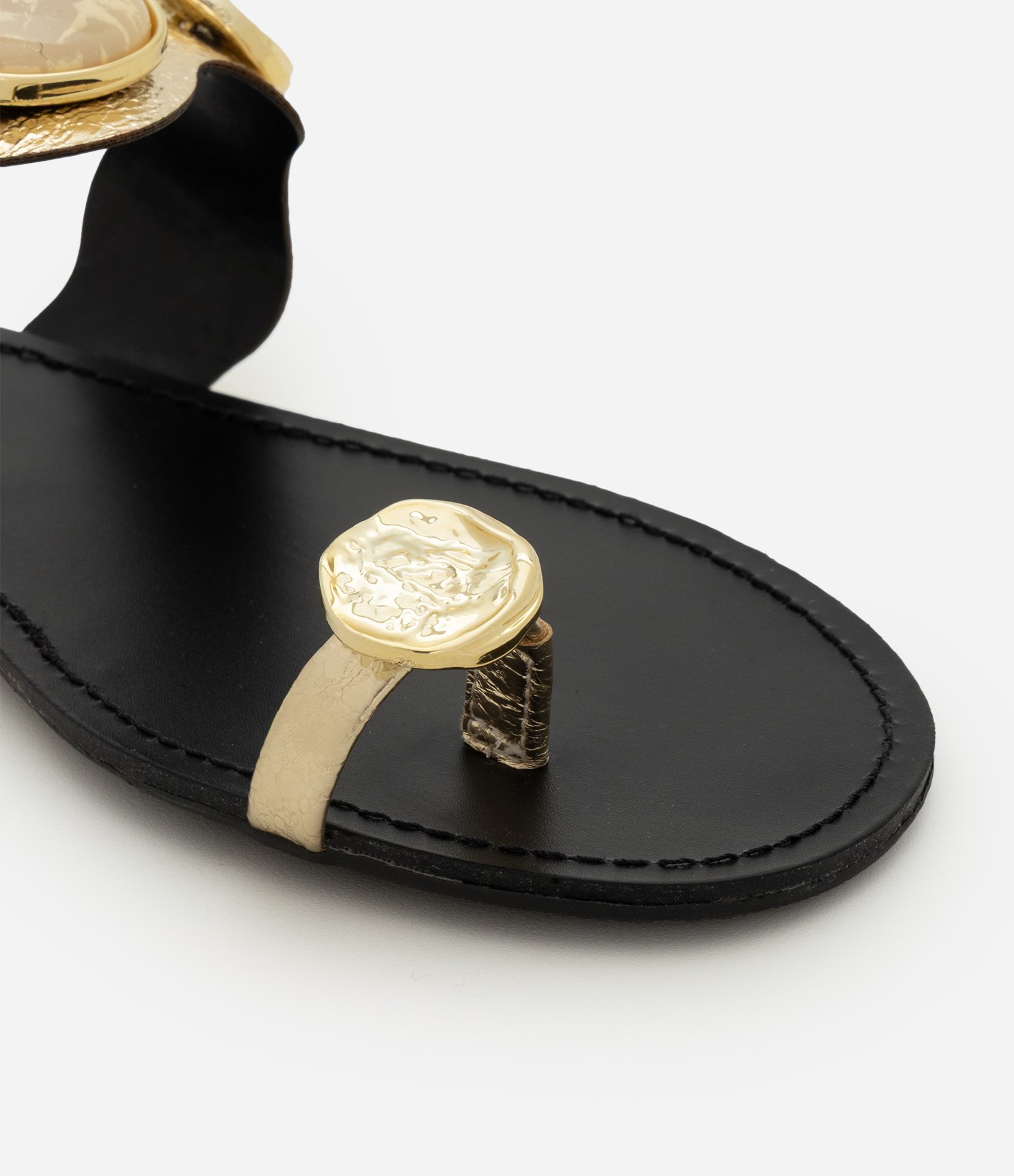 Rasteira em PU com Tira Larga e Enfeite Aplicado Preto/Dourado 5