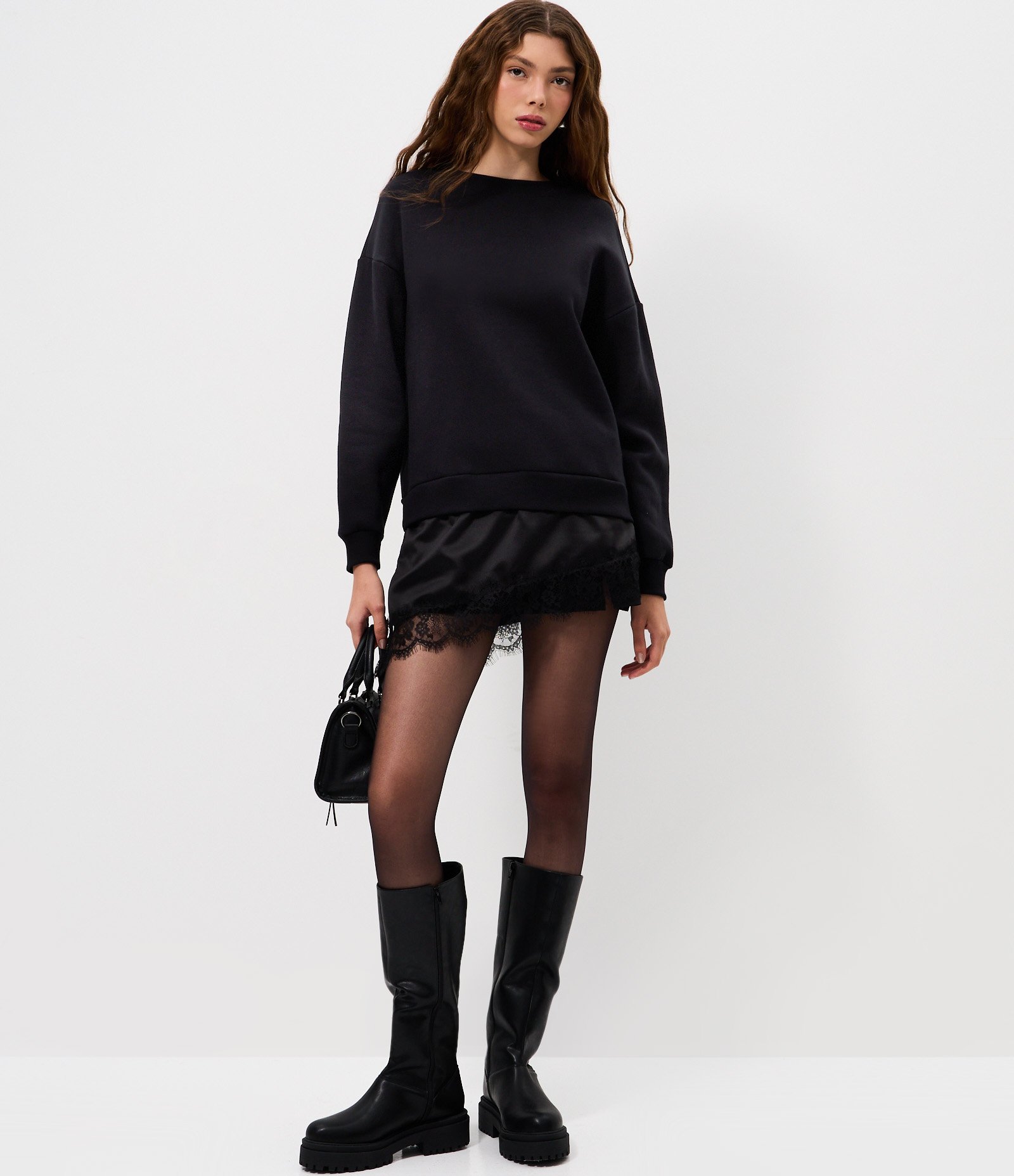 Moletom Oversized e Aplicação de Renda na Barra Preto 2