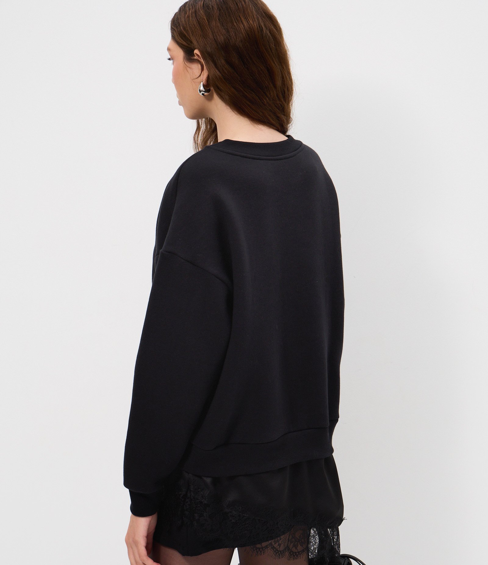 Moletom Oversized e Aplicação de Renda na Barra Preto 4