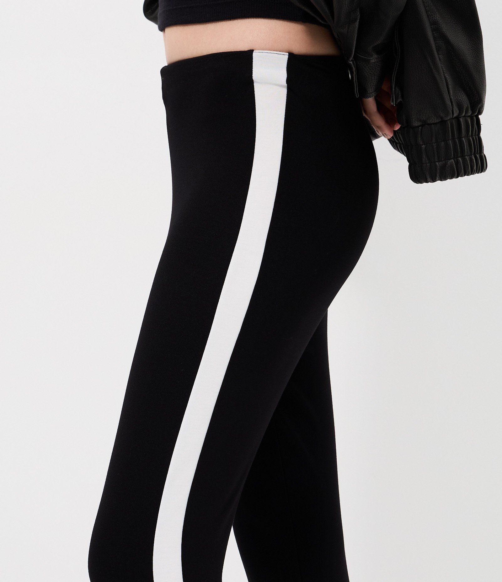 Calça Legging em Ponto Roma com Pézinho Preto 3