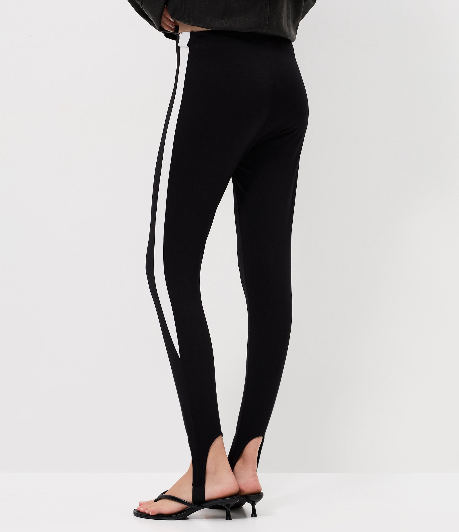 Calça Legging em Ponto Roma com Pézinho Preto 4